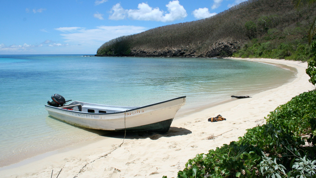 Bateau Blanc et Noir Sur la Plage Pendant la Journée. Wallpaper in 1280x720 Resolution