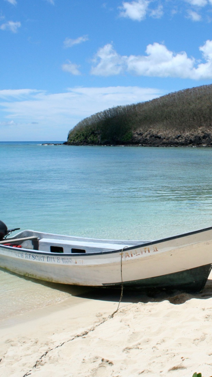 Bateau Blanc et Noir Sur la Plage Pendant la Journée. Wallpaper in 720x1280 Resolution