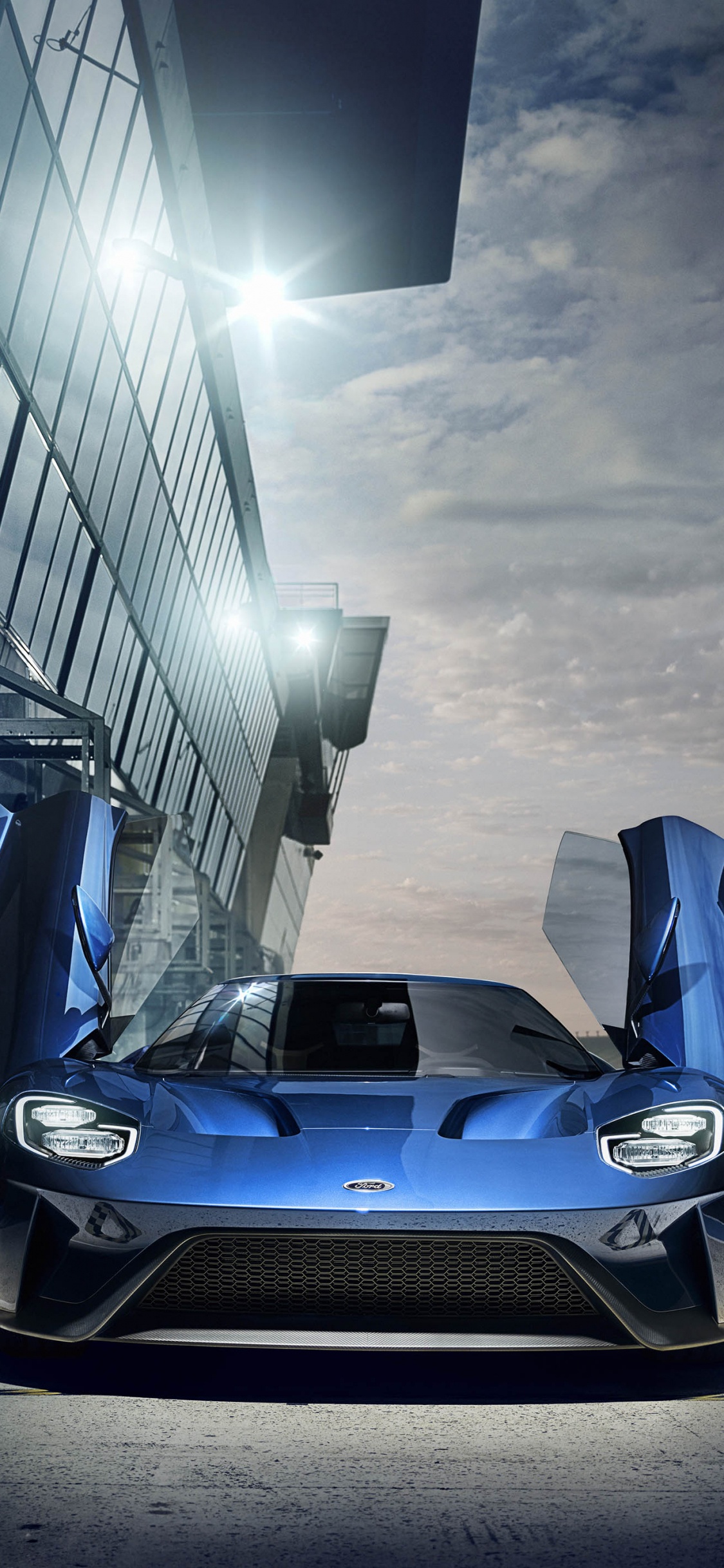 Bmw m 3 Bleu Garé Sur Parking. Wallpaper in 1125x2436 Resolution