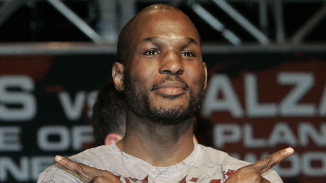 Hombre en Camiseta Blanca y Roja Con Cuello Redondo. Wallpaper in 1366x768 Resolution