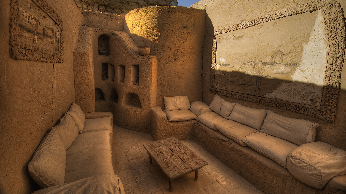 Bâtiment en Béton Brun Sous Ciel Bleu Pendant la Journée. Wallpaper in 1366x768 Resolution