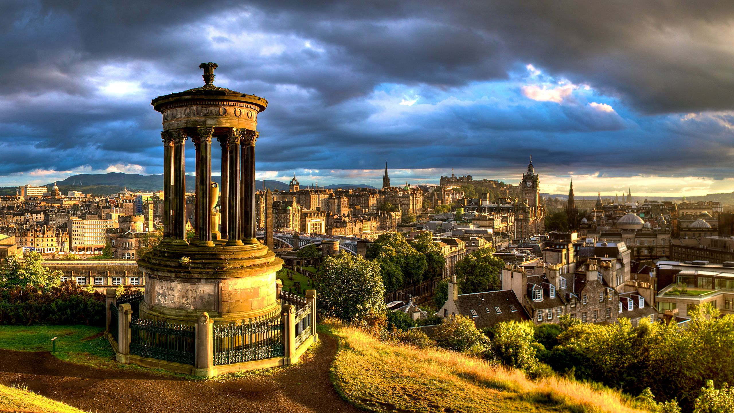 Brown Concrete Building Under Cloudy Sky During Daytime. Wallpaper in 2560x1440 Resolution