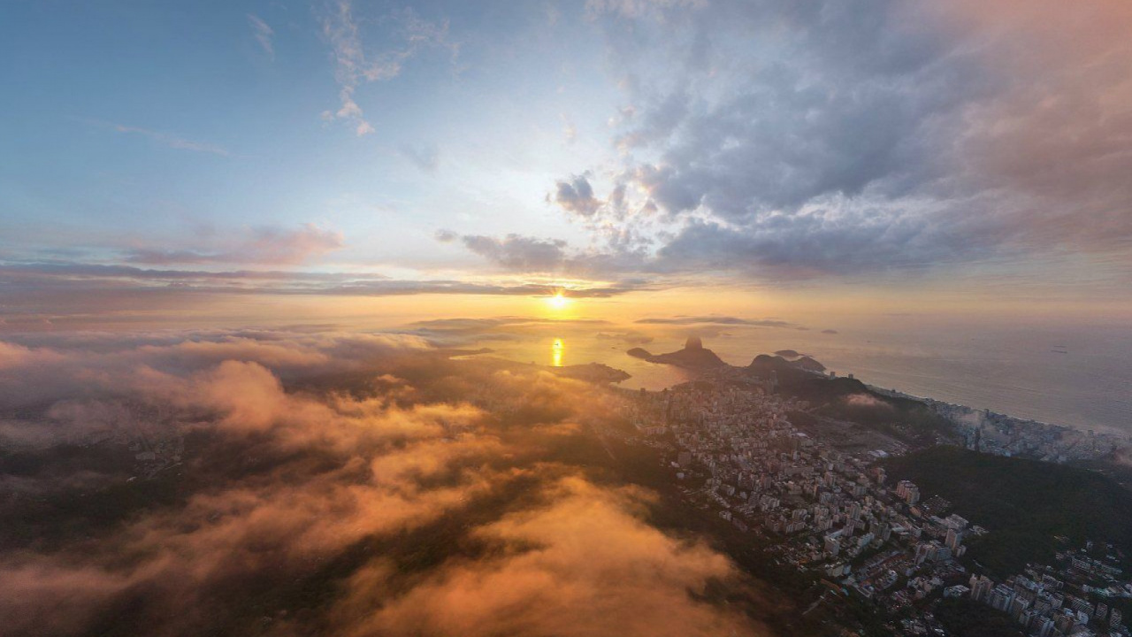 Vue Aérienne de la Ville au Coucher du Soleil. Wallpaper in 1280x720 Resolution