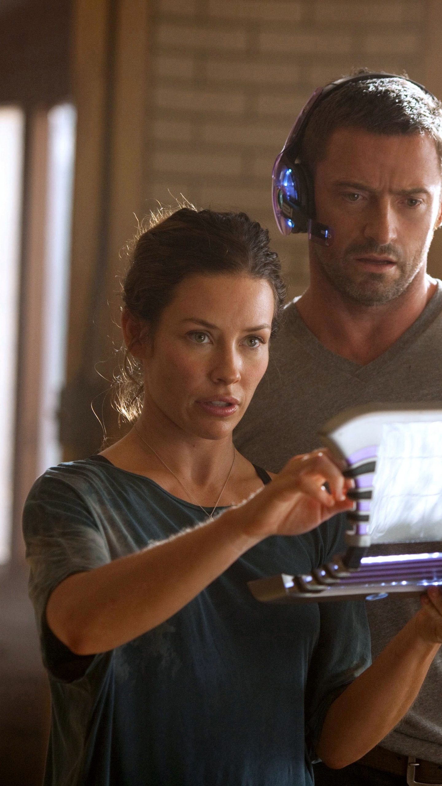 Femme en Débardeur Noir Tenant Une Tablette Blanche. Wallpaper in 1440x2560 Resolution