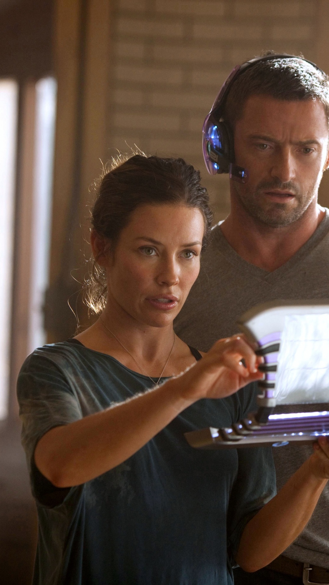 Mujer, En, Negro, Camiseta Sin Mangas, Tenencia, Blanco, Tableta, Computadora. Wallpaper in 1080x1920 Resolution