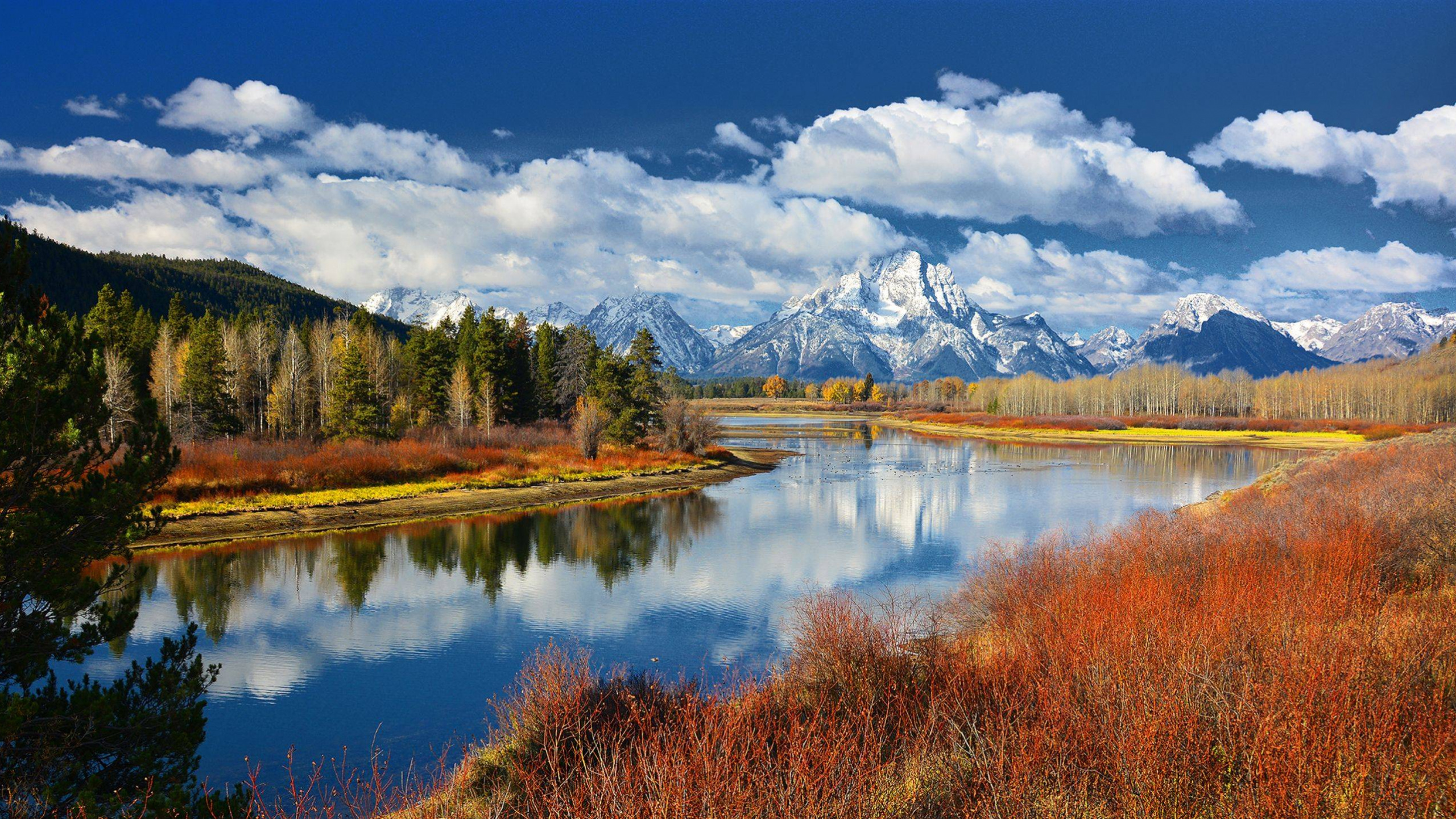 Lake Surrounded by Trees and Mountains Under Blue Sky and White Clouds During Daytime. Wallpaper in 2560x1440 Resolution