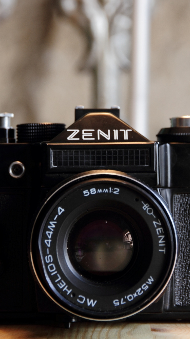 Schwarze Und Silberne Nikon Dslr Kamera. Wallpaper in 750x1334 Resolution