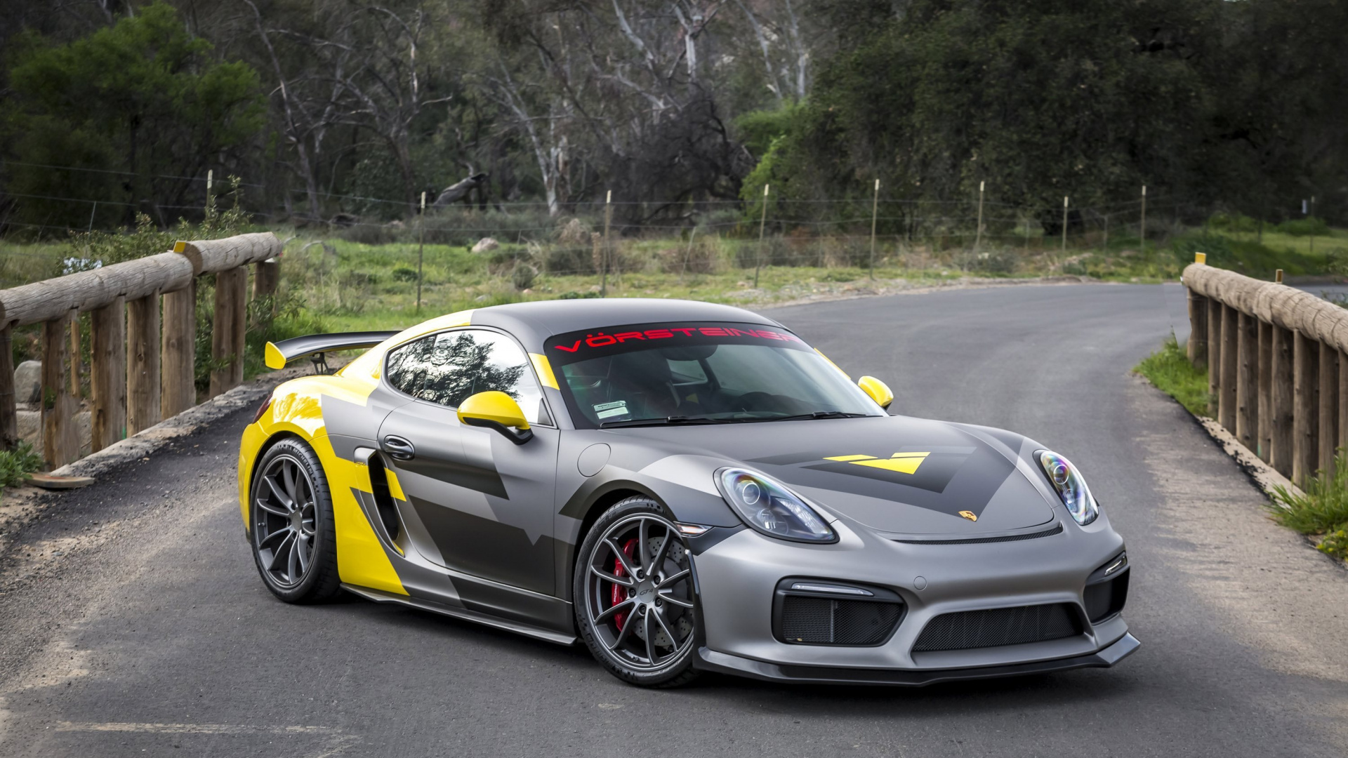 Schwarz-weißer Porsche 911 Tagsüber Unterwegs. Wallpaper in 1920x1080 Resolution