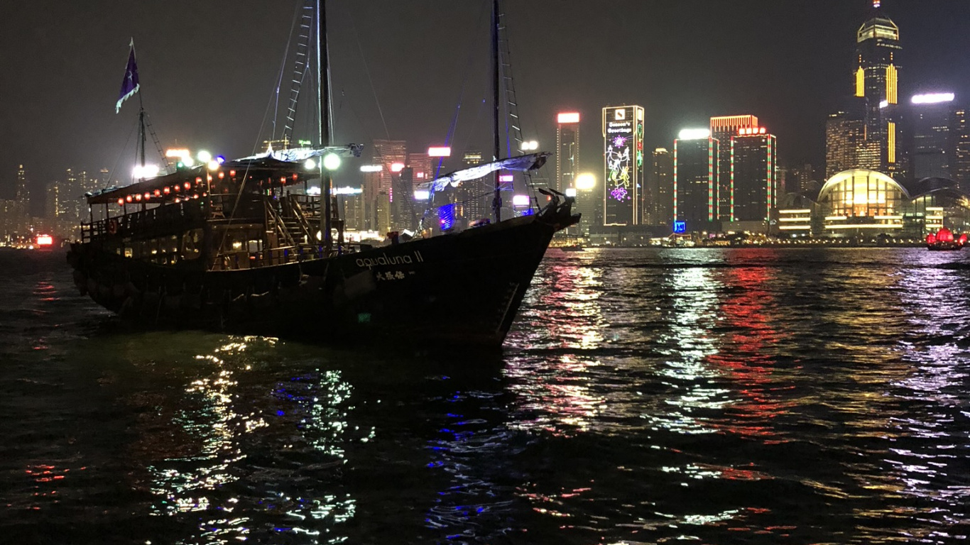 Hong Kong, Reflexión, Agua, Moto de Agua, Urbe. Wallpaper in 1366x768 Resolution