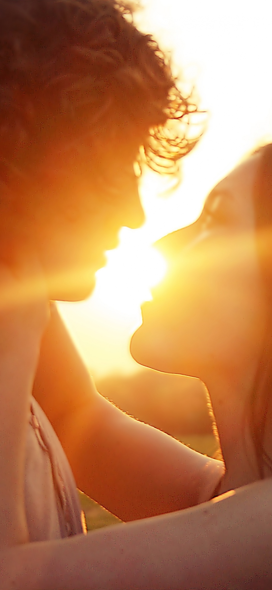 Romanticismo, Pareja, Beso, La Gente en la Naturaleza, Retroiluminación. Wallpaper in 1125x2436 Resolution