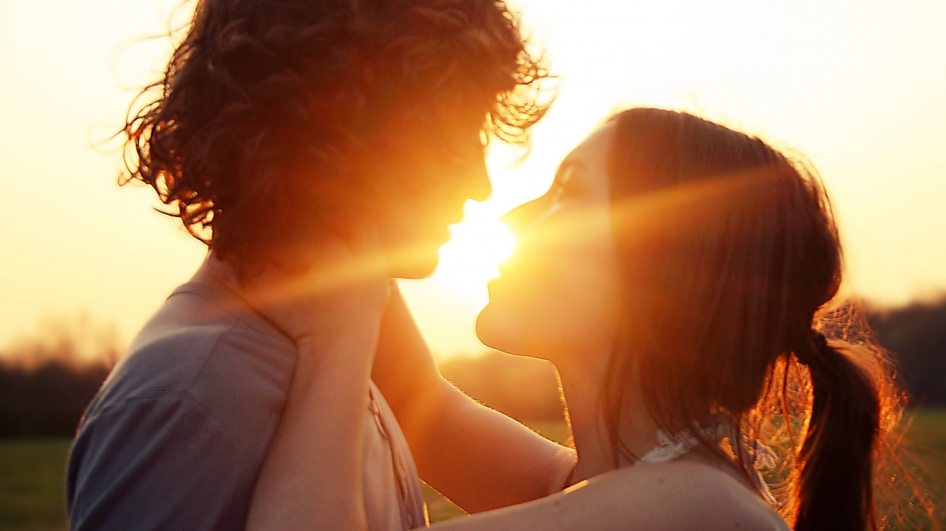 Romanticismo, Pareja, Beso, La Gente en la Naturaleza, Retroiluminación. Wallpaper in 1366x768 Resolution