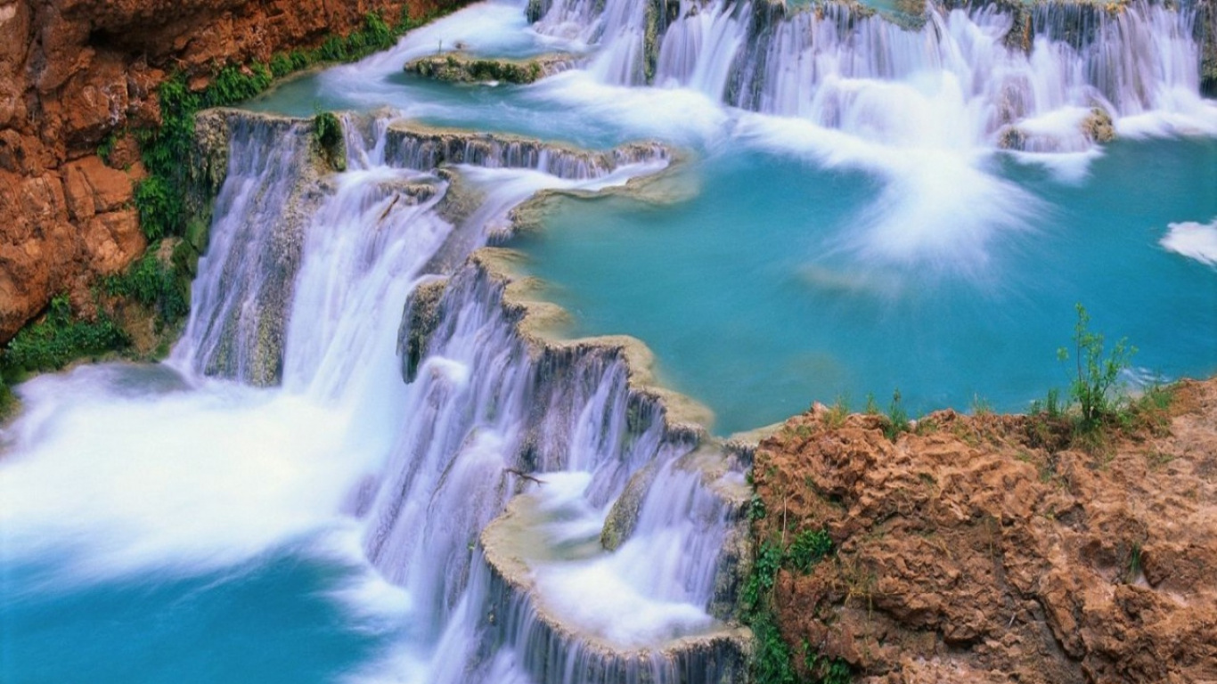 L'eau Tombe Sur le Champ Brun et Vert Pendant la Journée. Wallpaper in 1366x768 Resolution