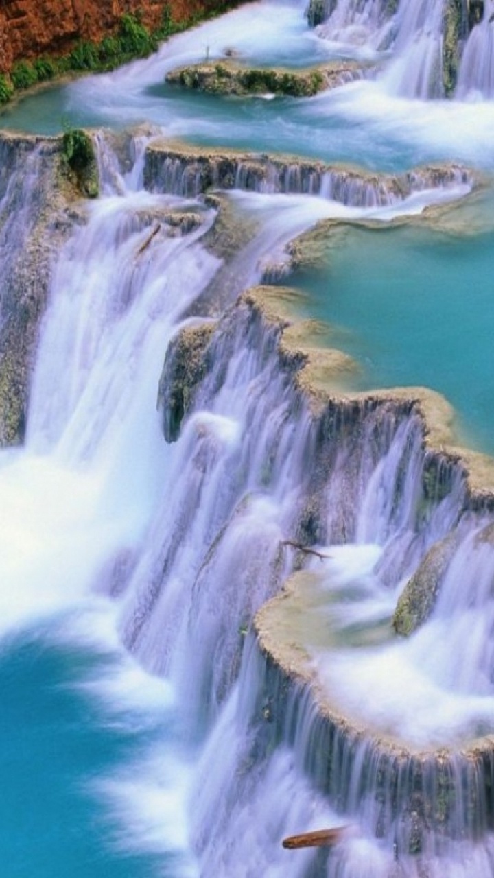 Wasser Fällt Tagsüber Auf Braunes Und Grünes Feld. Wallpaper in 720x1280 Resolution