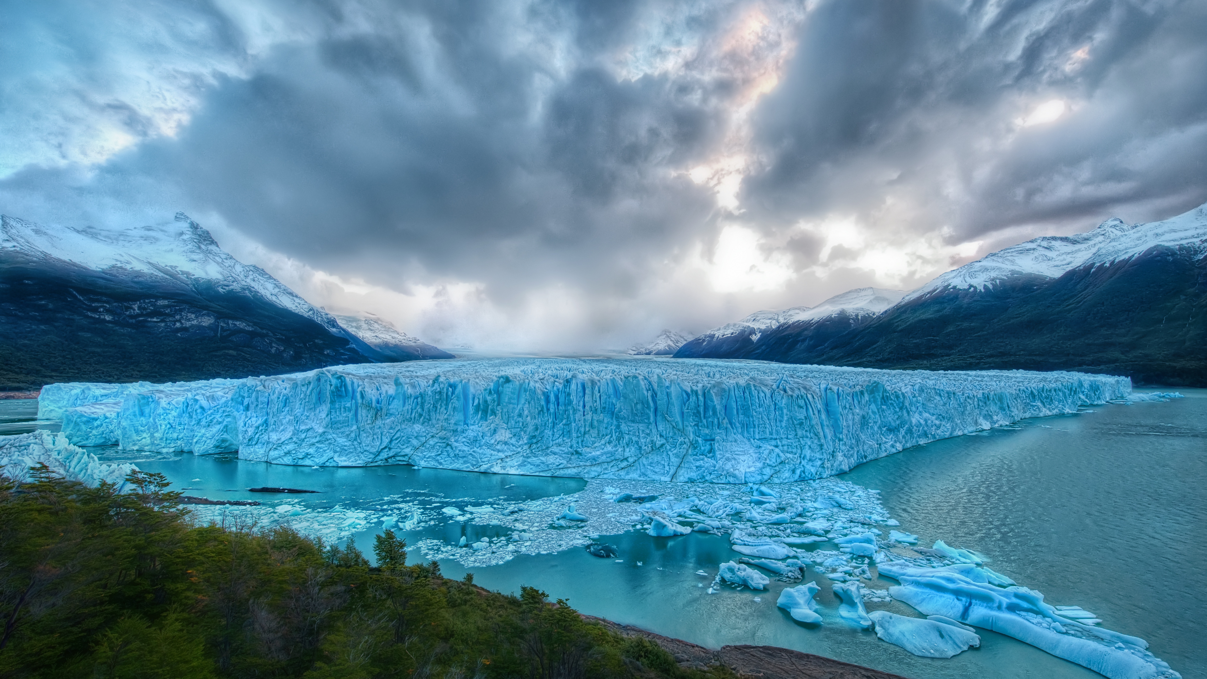 Green Trees Near Lake Under Cloudy Sky During Daytime. Wallpaper in 3840x2160 Resolution