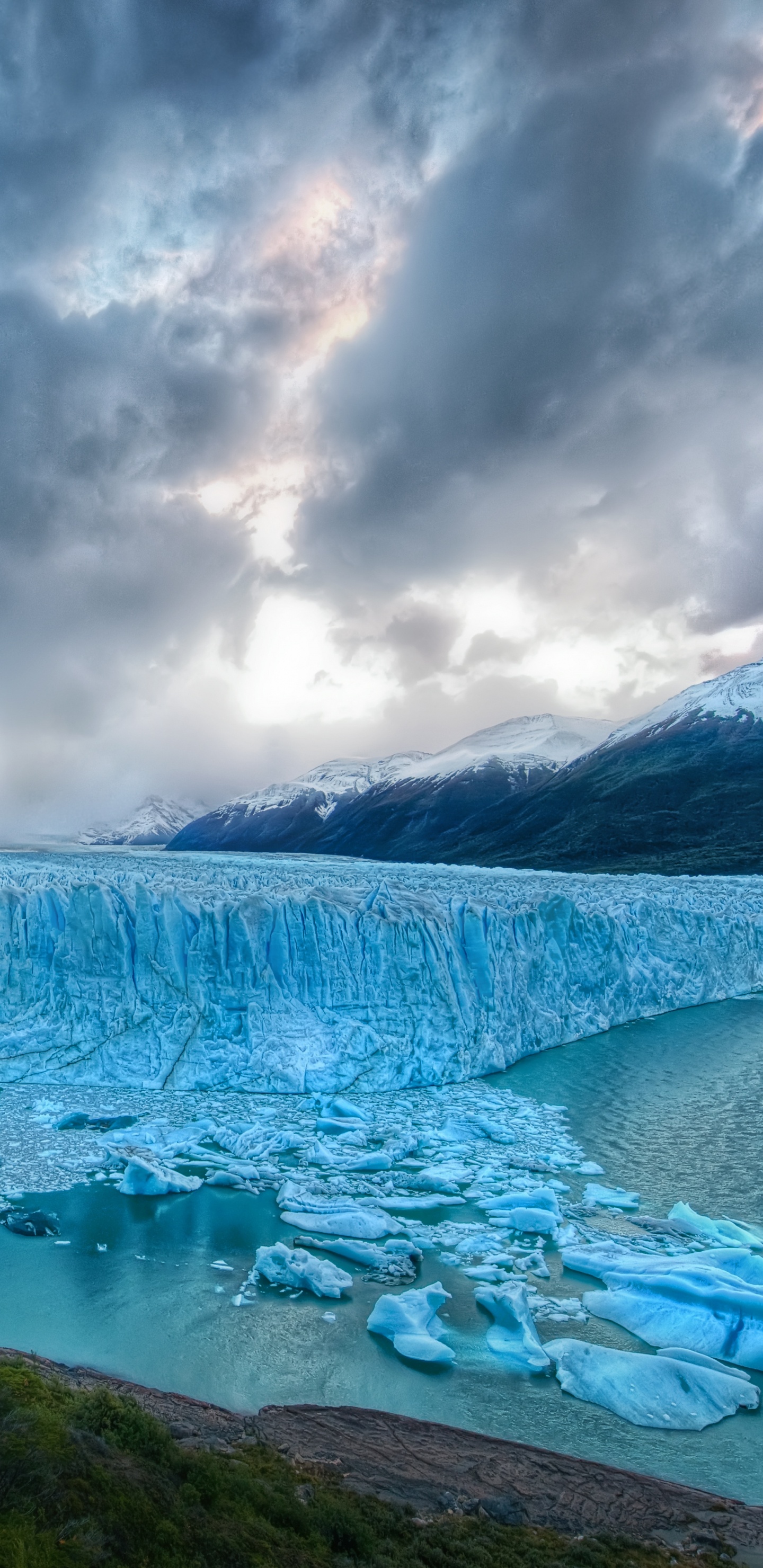 Grüne Bäume in Der Nähe Des Sees Unter Bewölktem Himmel Tagsüber. Wallpaper in 1440x2960 Resolution