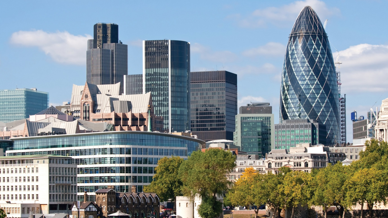 Weißes Und Blaues Betongebäude in Der Nähe Von Grünen Bäumen Tagsüber. Wallpaper in 1280x720 Resolution