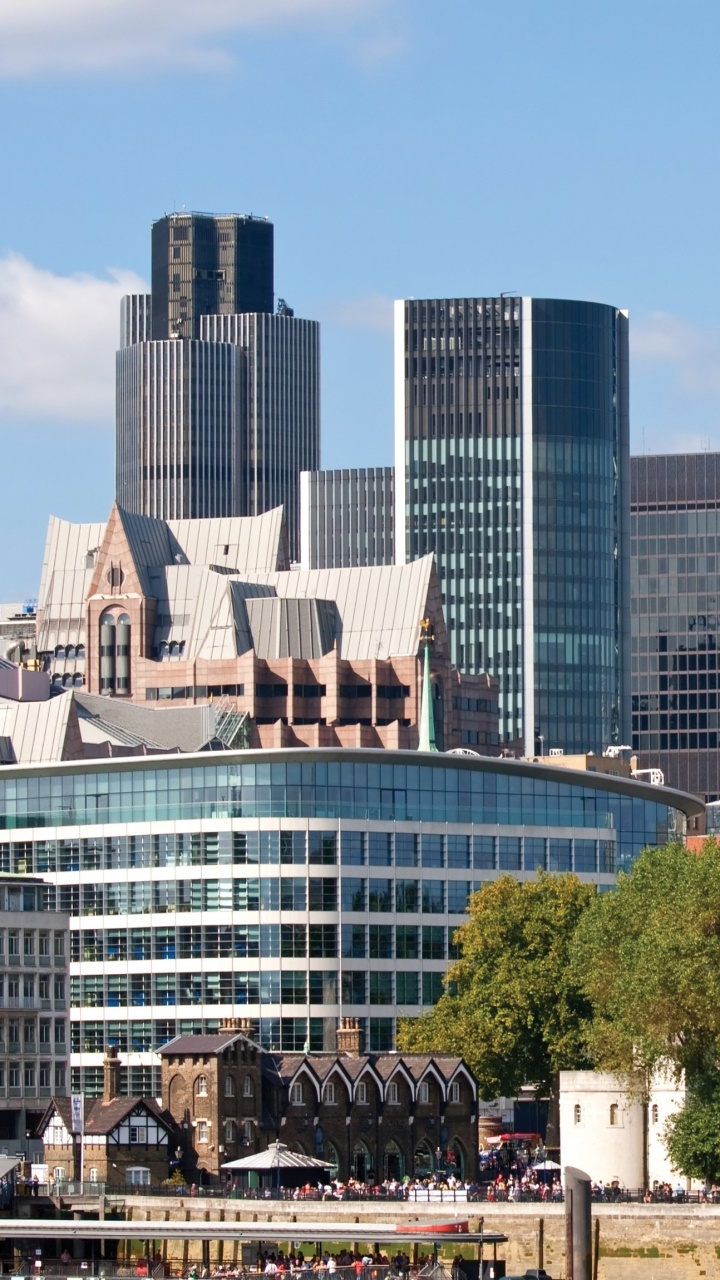 Edificio de Hormigón Blanco y Azul Cerca de Árboles Verdes Durante el Día. Wallpaper in 720x1280 Resolution