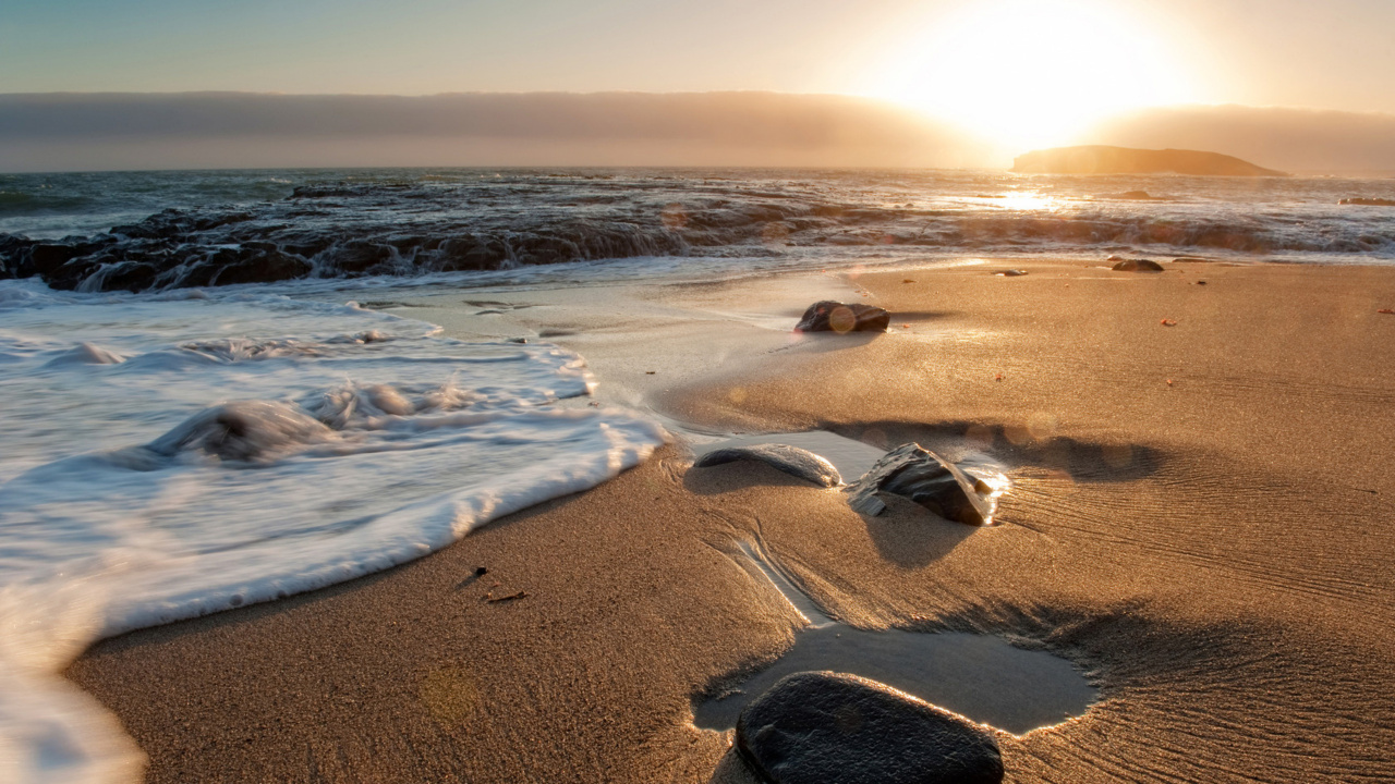 Brown Sand Near Body of Water During Daytime. Wallpaper in 1280x720 Resolution