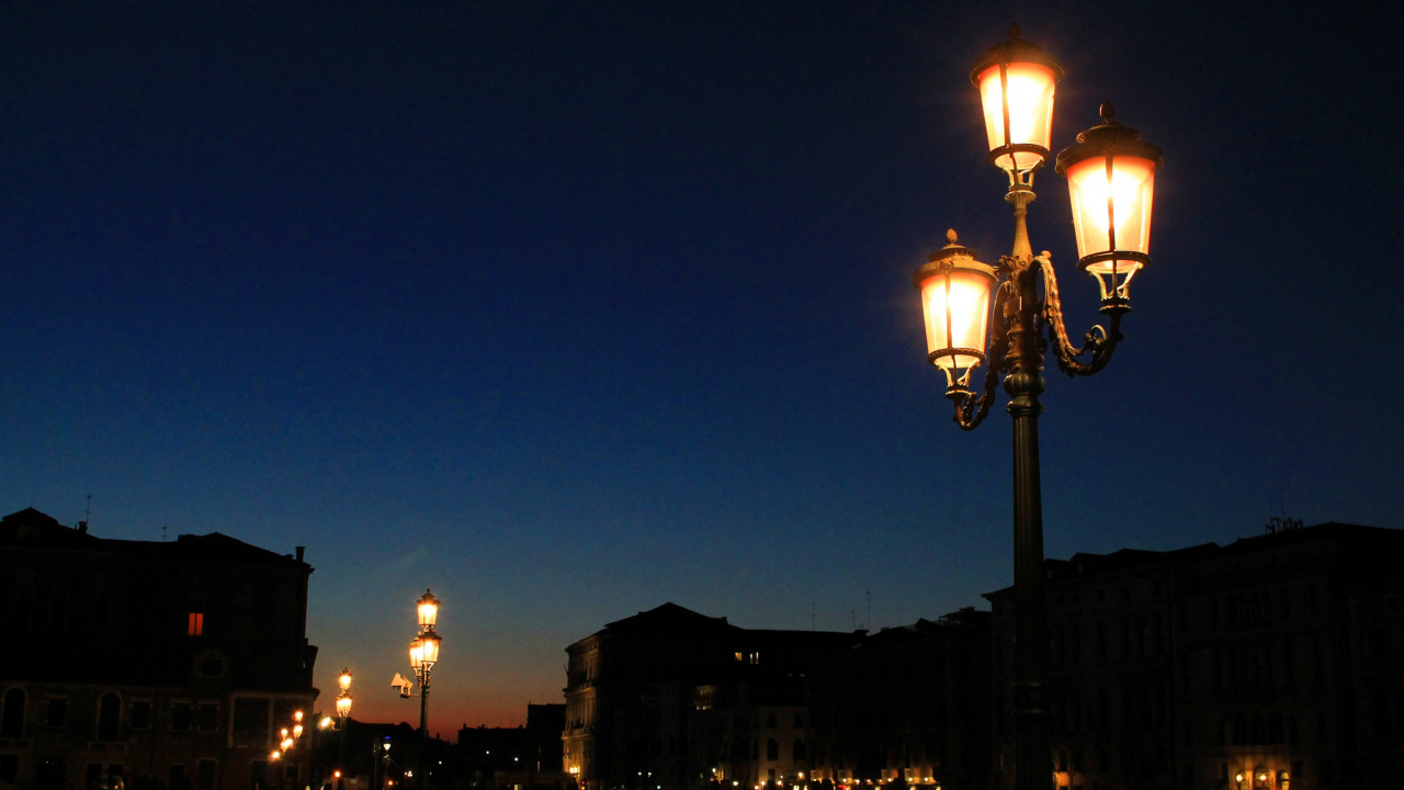 Lampadaire Noir Allumé Pendant la Nuit. Wallpaper in 1280x720 Resolution