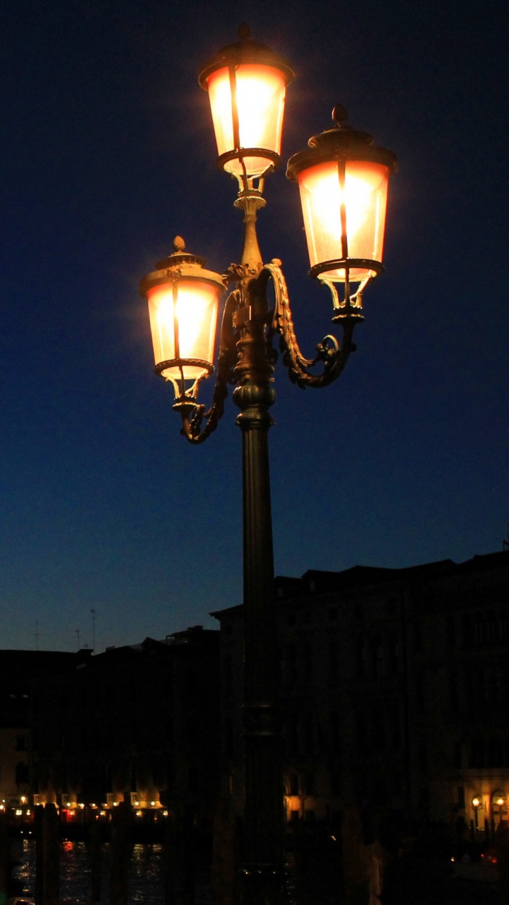 Lampadaire Noir Allumé Pendant la Nuit. Wallpaper in 720x1280 Resolution