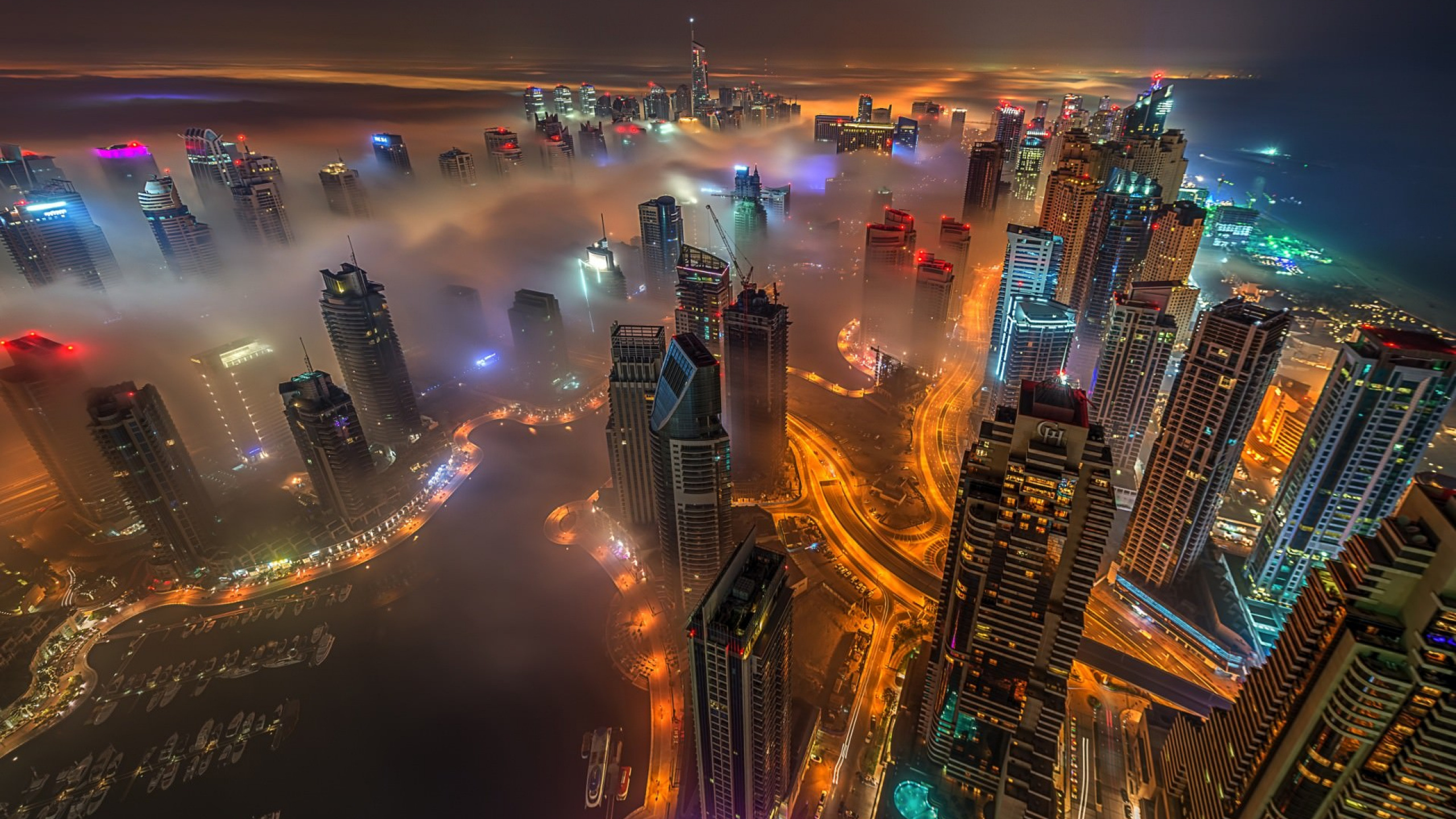 Immeubles de Grande Hauteur Pendant la Nuit. Wallpaper in 2560x1440 Resolution