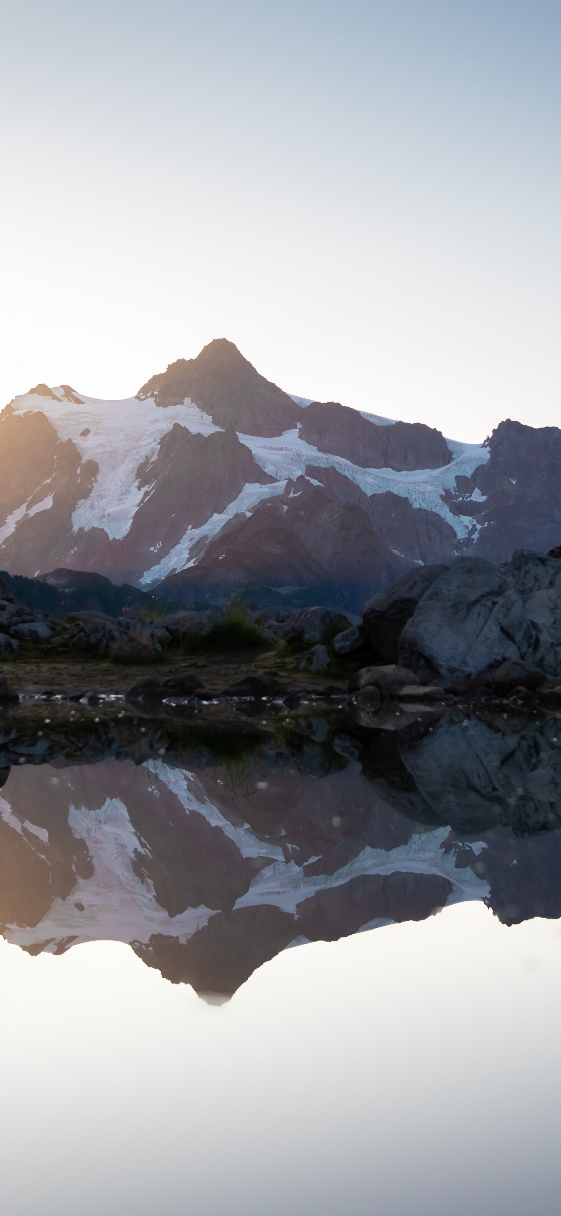Mount Shuksan, Bergigen Landschaftsformen, Reflexion, Natur, Bergkette. Wallpaper in 1125x2436 Resolution