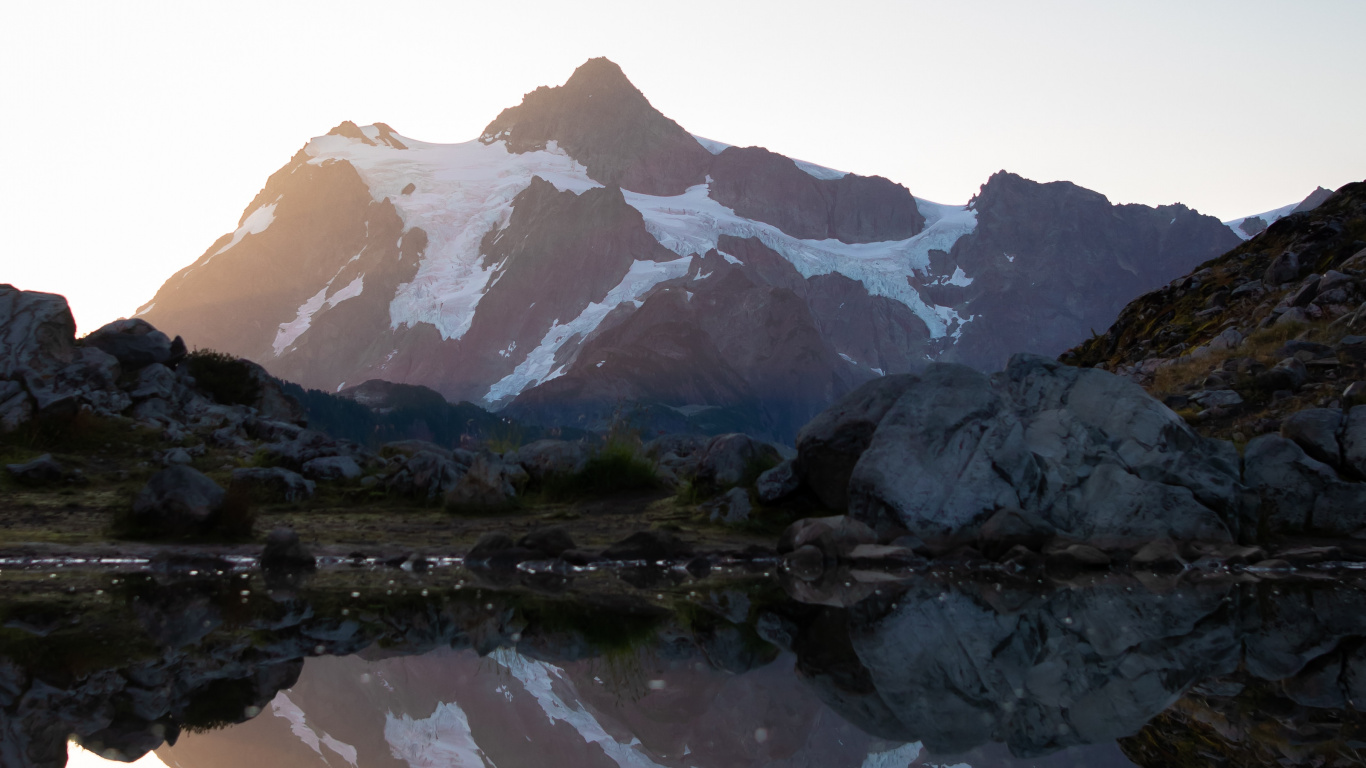 Mount Shuksan, Bergigen Landschaftsformen, Reflexion, Natur, Bergkette. Wallpaper in 1366x768 Resolution