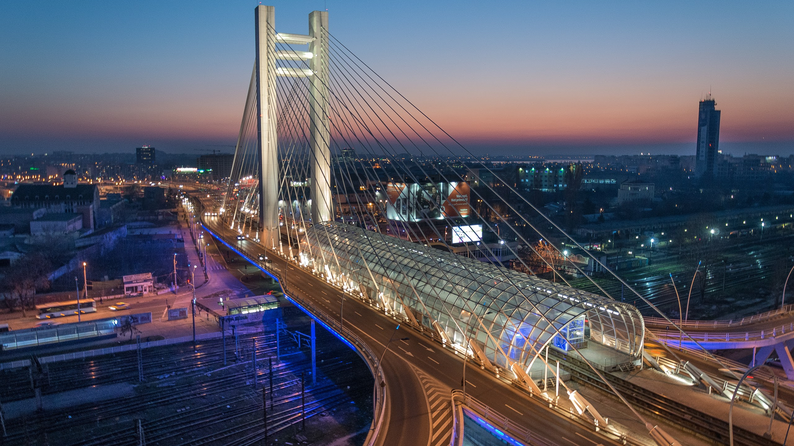 Horizon de la Ville Pendant la Nuit. Wallpaper in 2560x1440 Resolution
