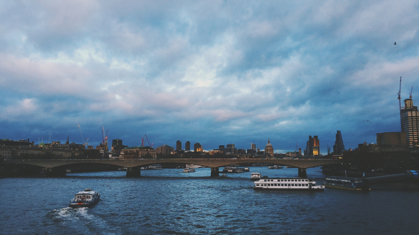 Barco Blanco y Negro Sobre el Agua Bajo un Cielo Azul Durante el Día. Wallpaper in 1366x768 Resolution