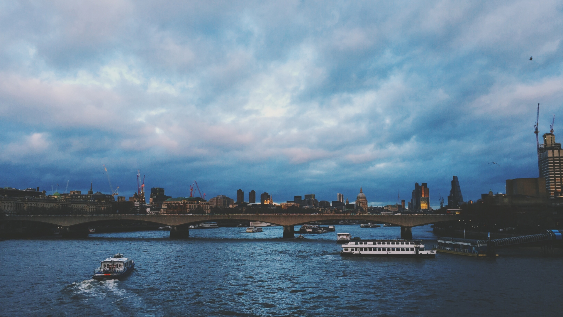 Barco Blanco y Negro Sobre el Agua Bajo un Cielo Azul Durante el Día. Wallpaper in 1920x1080 Resolution