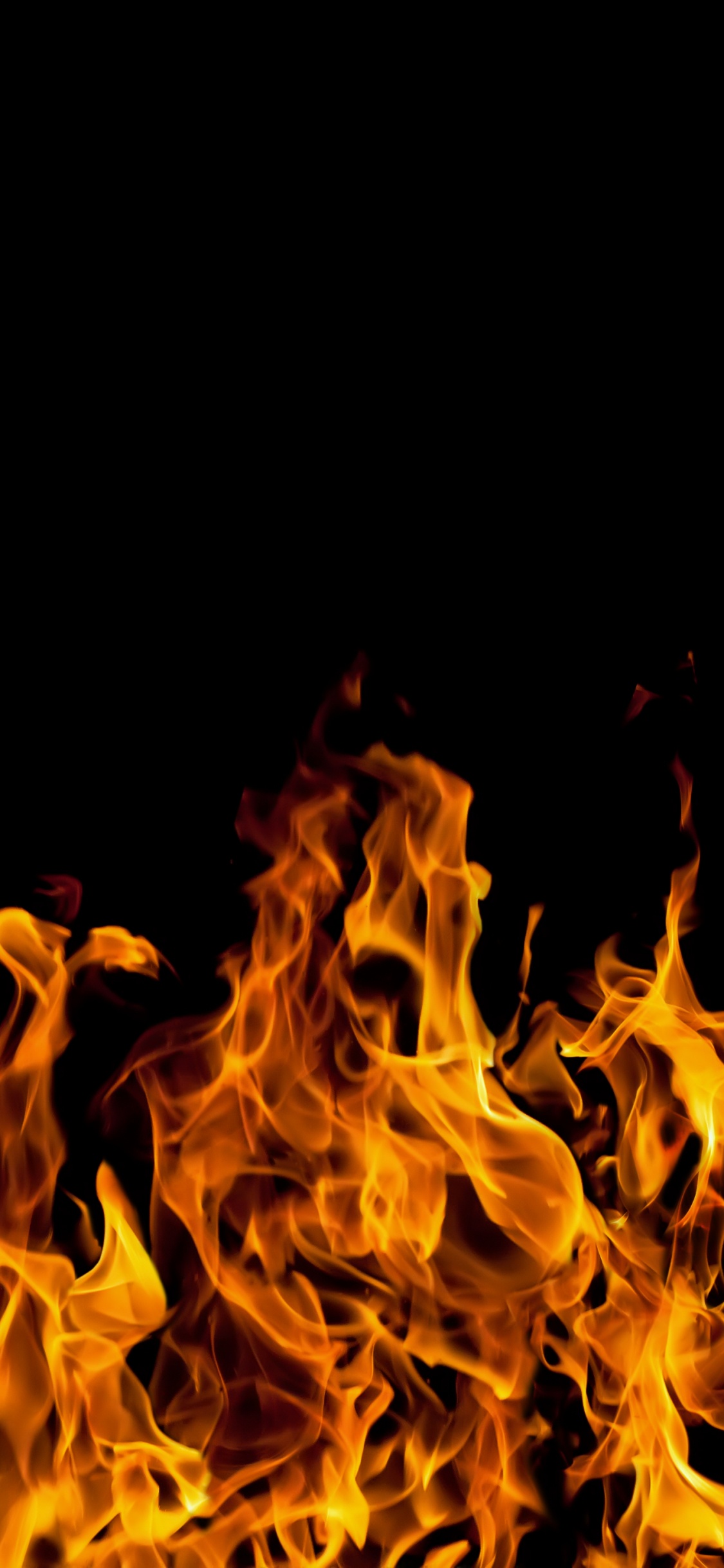 Oranges Feuer Auf Schwarzem Hintergrund. Wallpaper in 1125x2436 Resolution