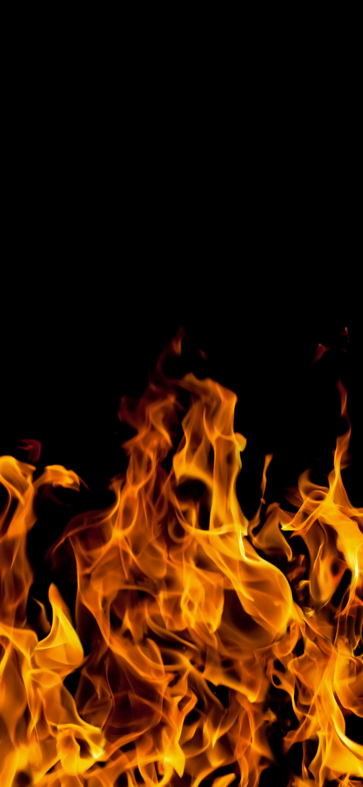 Oranges Feuer Auf Schwarzem Hintergrund. Wallpaper in 1242x2688 Resolution