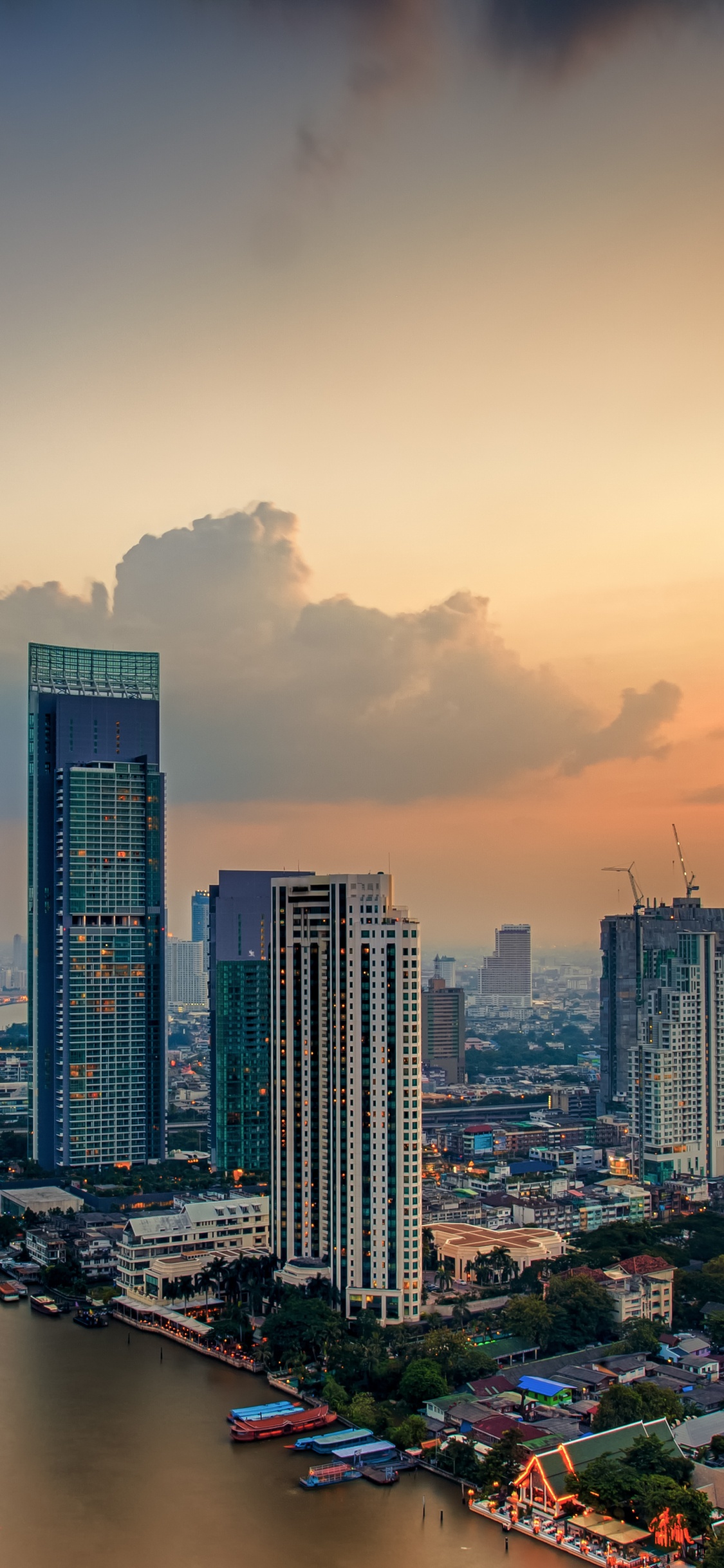 Skyline Der Stadt Unter Bewölktem Himmel Tagsüber. Wallpaper in 1125x2436 Resolution