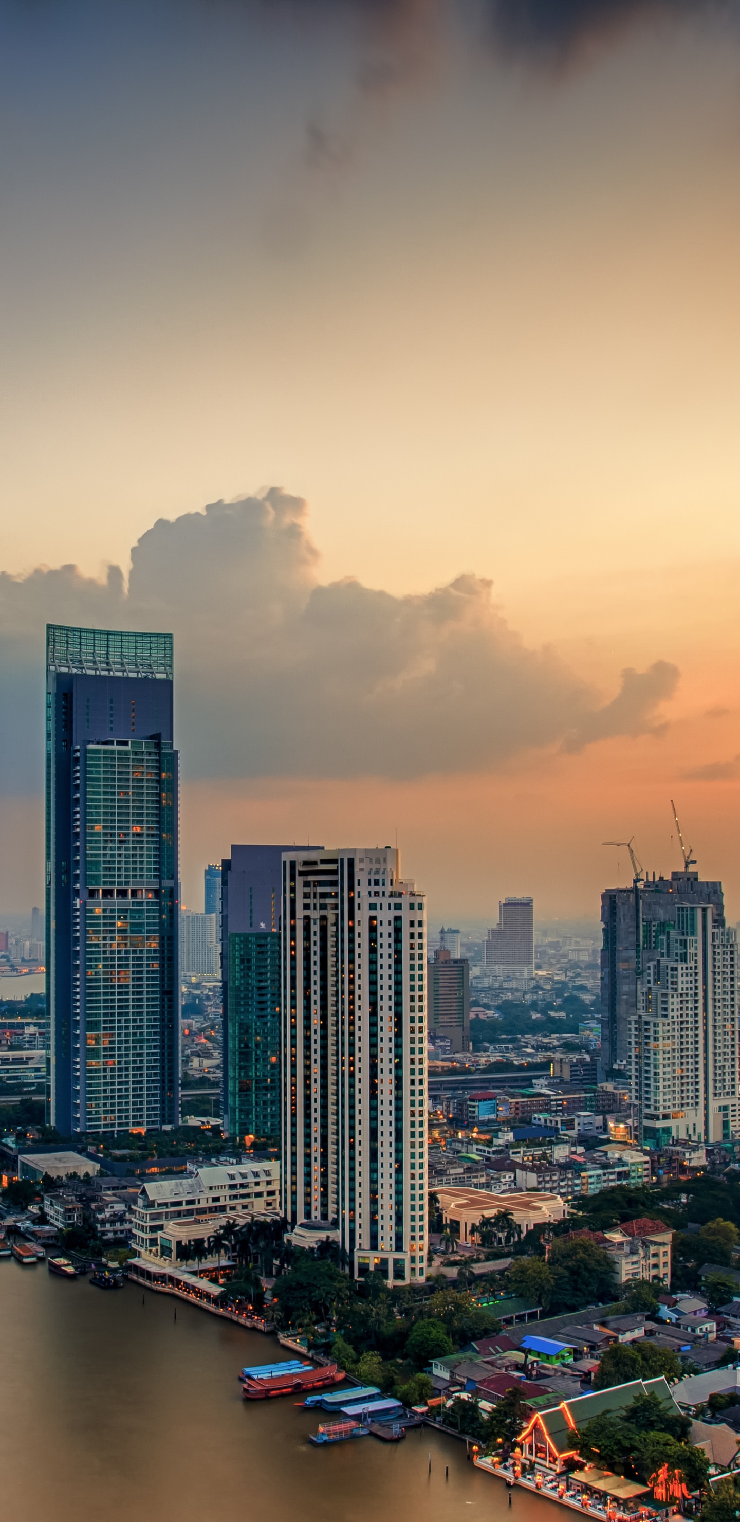 Skyline Der Stadt Unter Bewölktem Himmel Tagsüber. Wallpaper in 1440x2960 Resolution