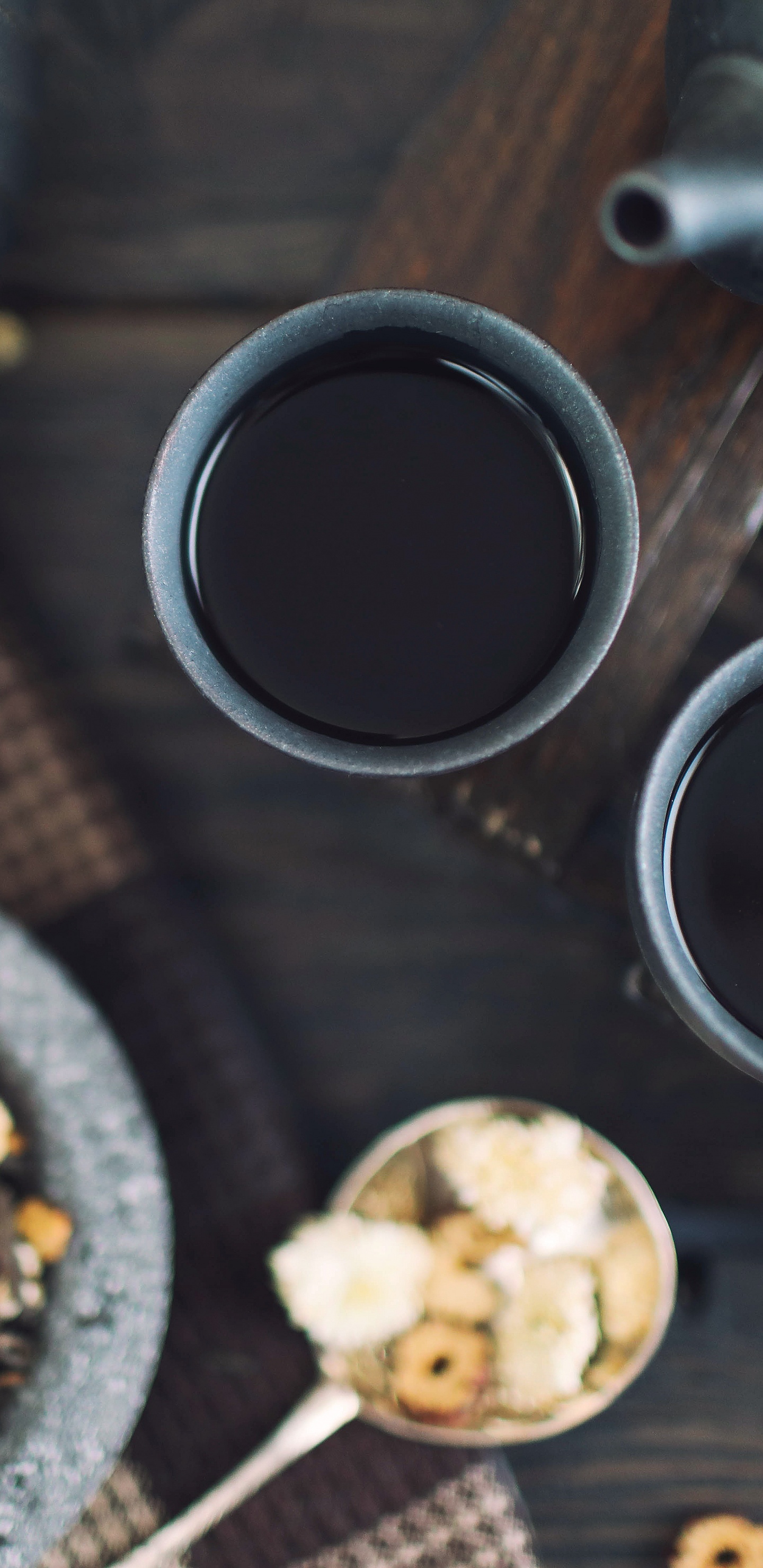 Taza de Cerámica Negra Sobre Mesa de Madera Marrón. Wallpaper in 1440x2960 Resolution