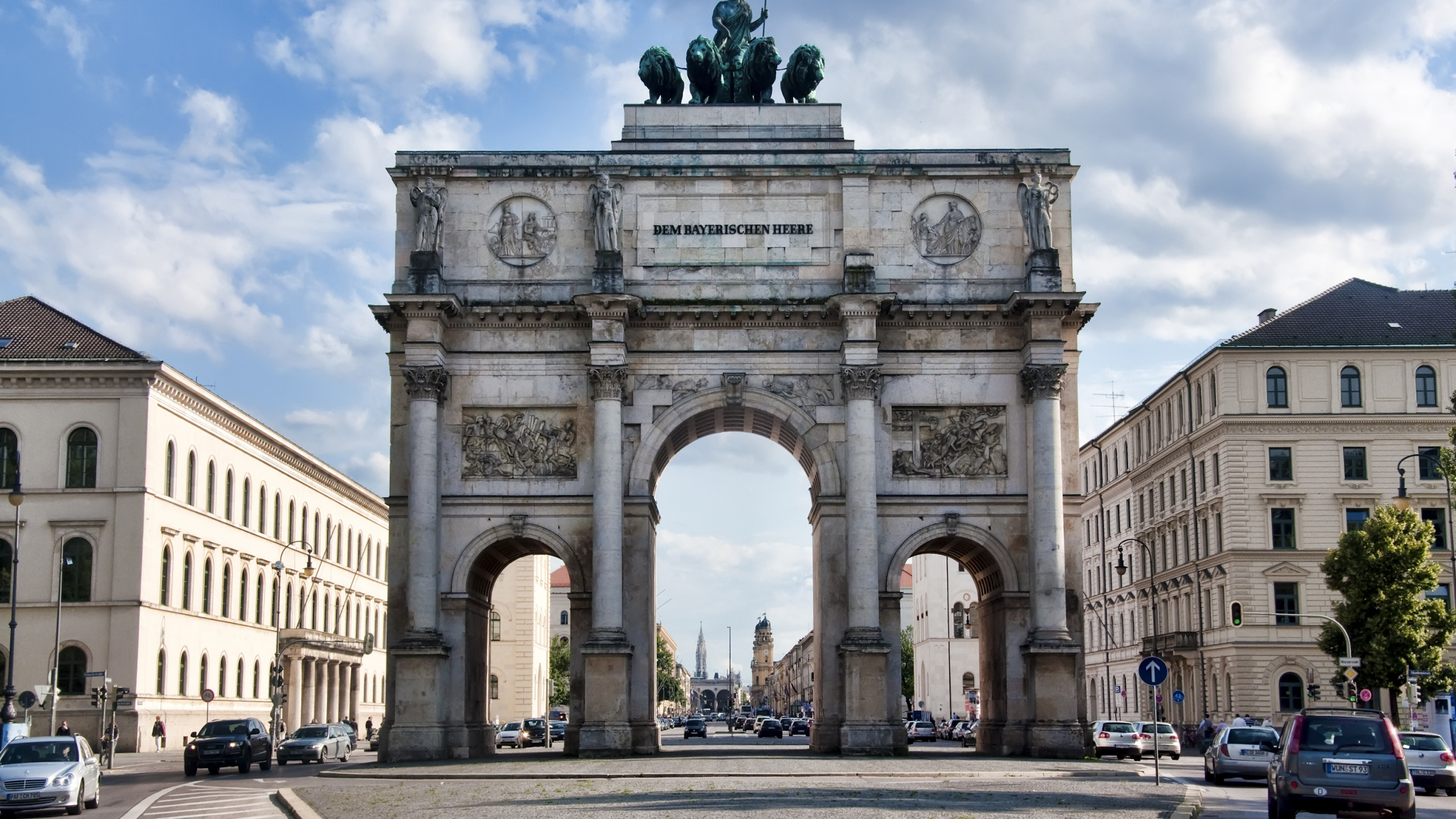 Personnes Marchant Dans la Rue Pendant la Journée. Wallpaper in 2560x1440 Resolution