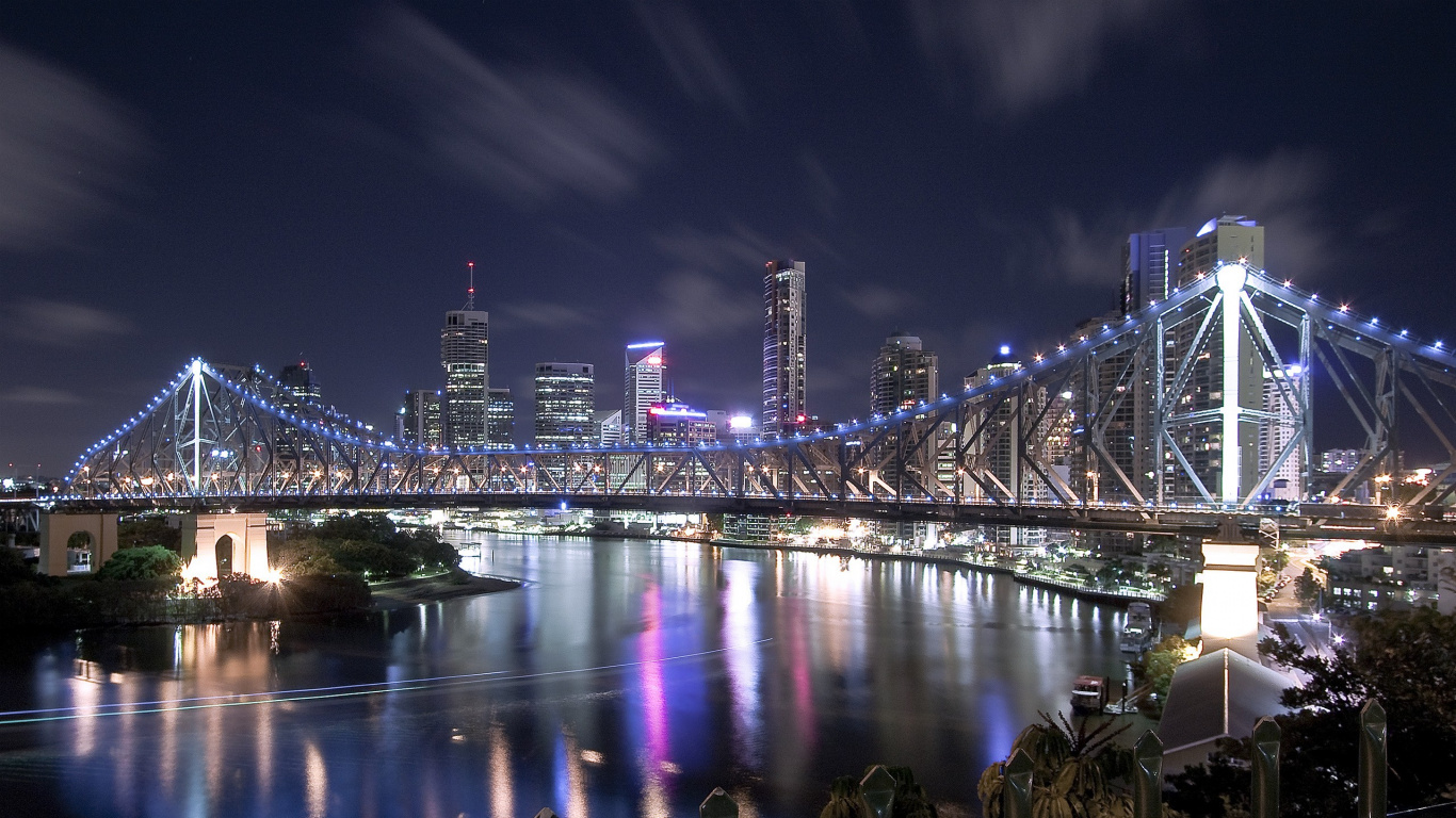 Personnes Assises Sur un Banc Près du Pont Pendant la Nuit. Wallpaper in 1366x768 Resolution