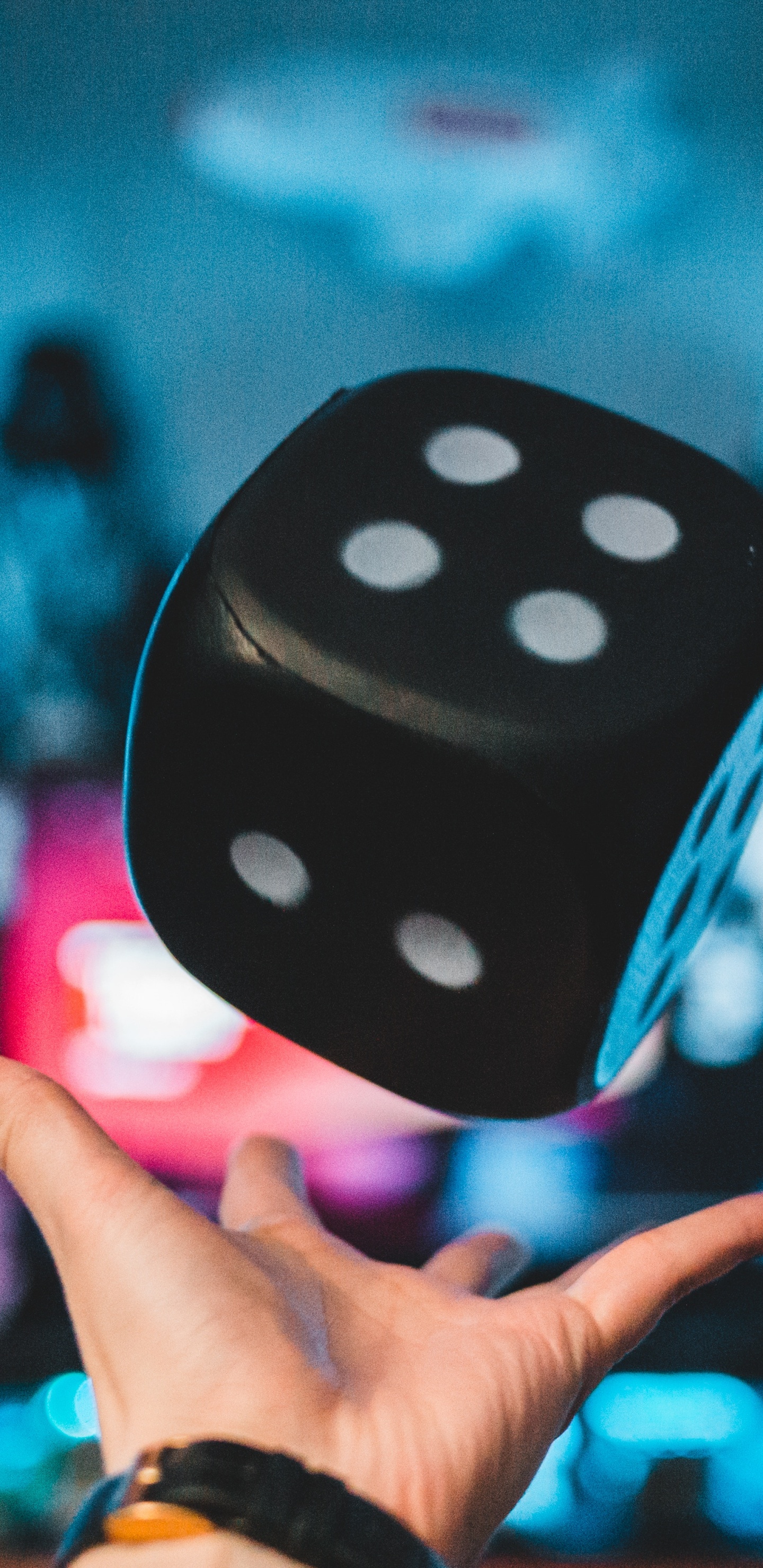 Person Mit Lila Und Weißen Tupfenwürfeln. Wallpaper in 1440x2960 Resolution