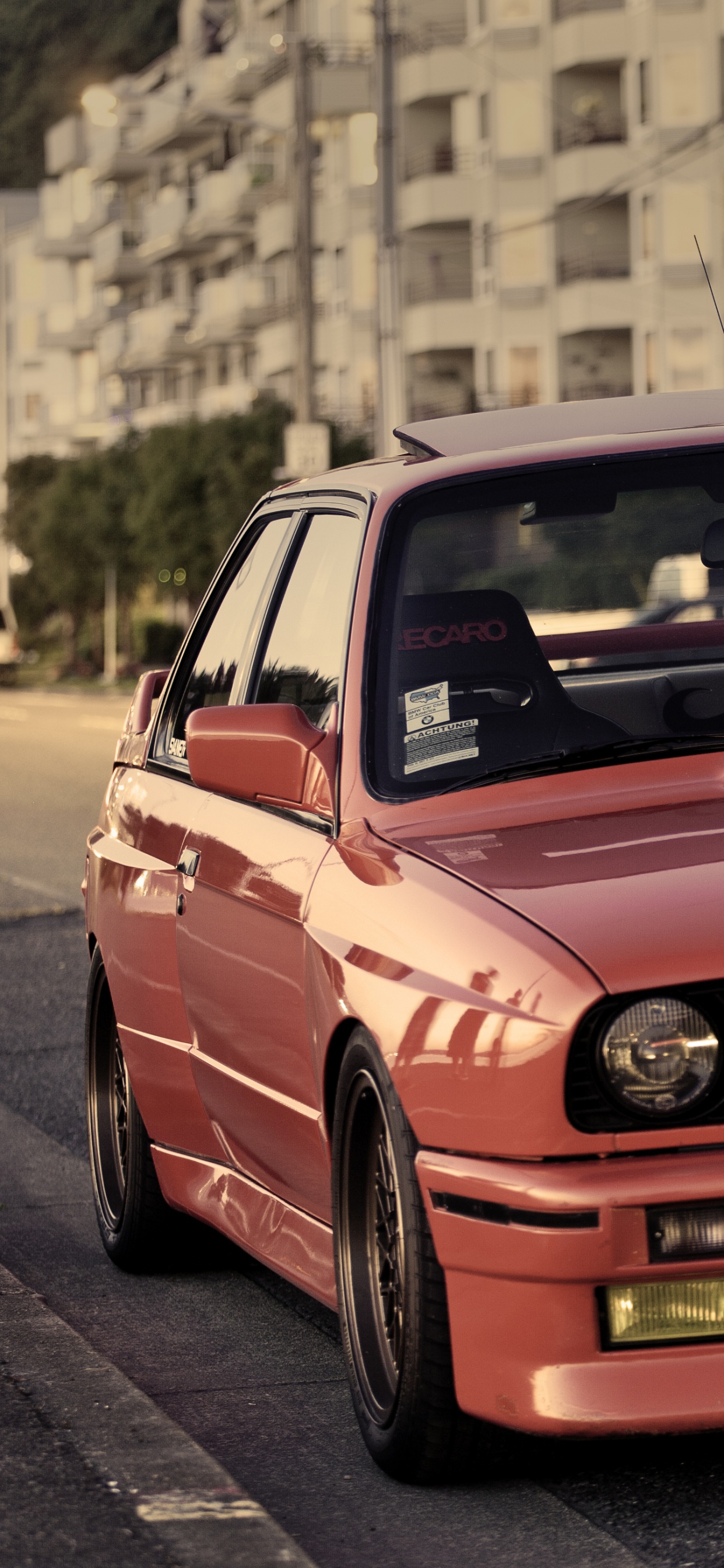 Chevrolet Camaro Rojo en la Carretera Durante el Día. Wallpaper in 1242x2688 Resolution
