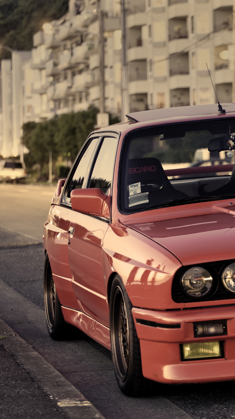 Chevrolet Camaro Rojo en la Carretera Durante el Día. Wallpaper in 750x1334 Resolution