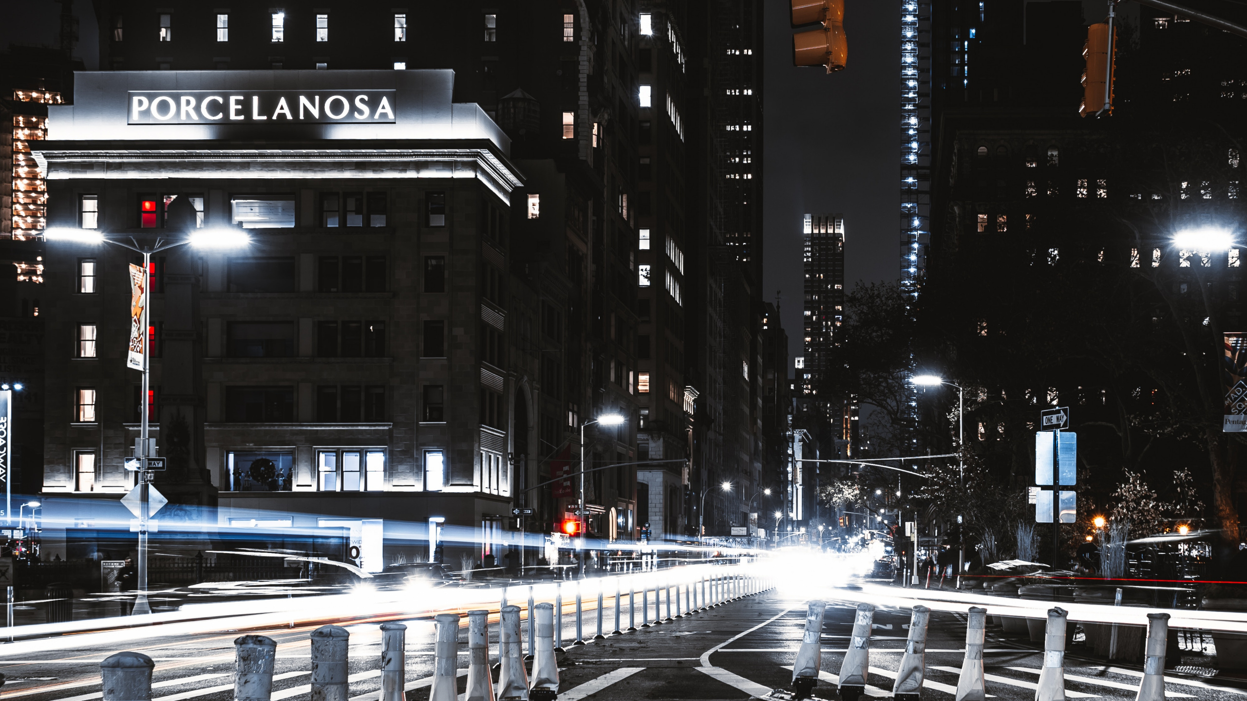 Voitures Sur Route Pendant la Nuit. Wallpaper in 2560x1440 Resolution