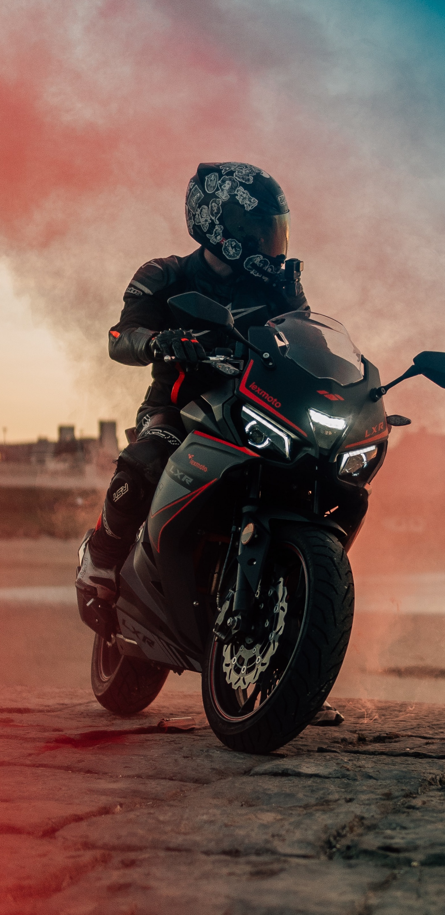 Schwarzes Motorrad, Motorradhelm, Motorrad, Car, Bayerische Motoren Werke AG. Wallpaper in 1440x2960 Resolution