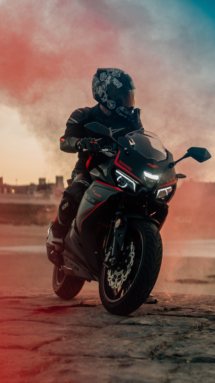 Schwarzes Motorrad, Motorradhelm, Motorrad, Car, Bayerische Motoren Werke AG. Wallpaper in 750x1334 Resolution