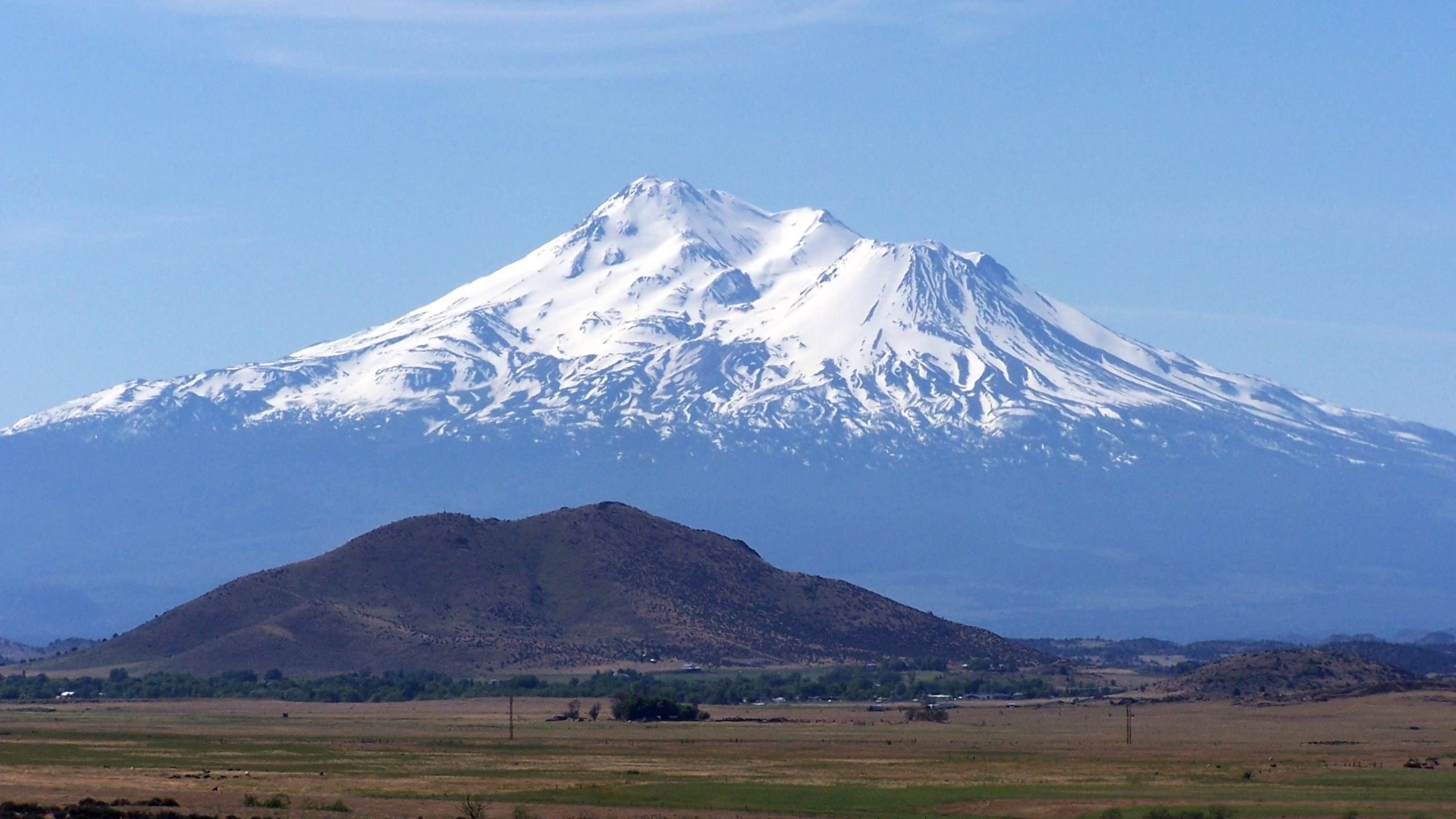 Snow Covered Mountain Under Blue Sky During Daytime. Wallpaper in 2560x1440 Resolution