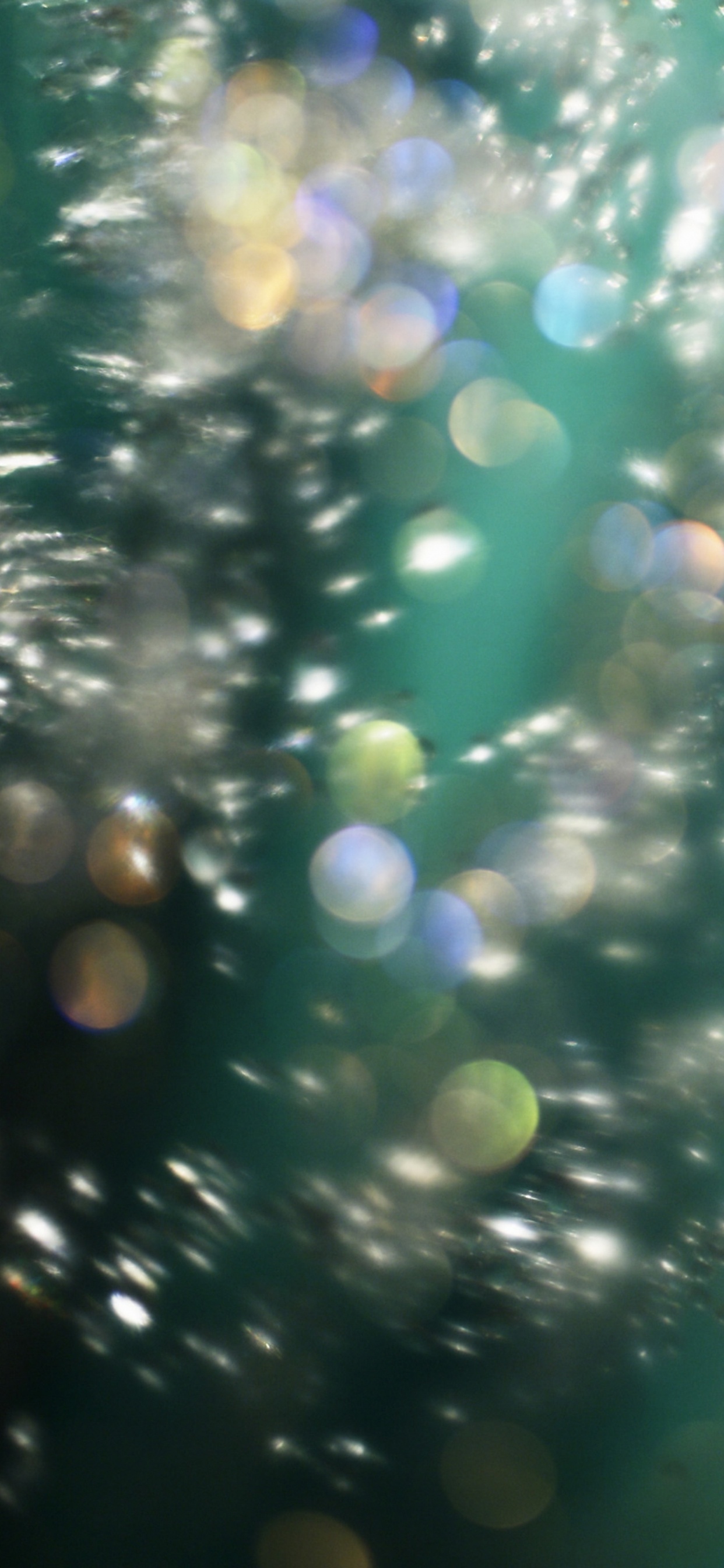 Gouttes D'eau Sur le Verre Pendant la Journée. Wallpaper in 1242x2688 Resolution