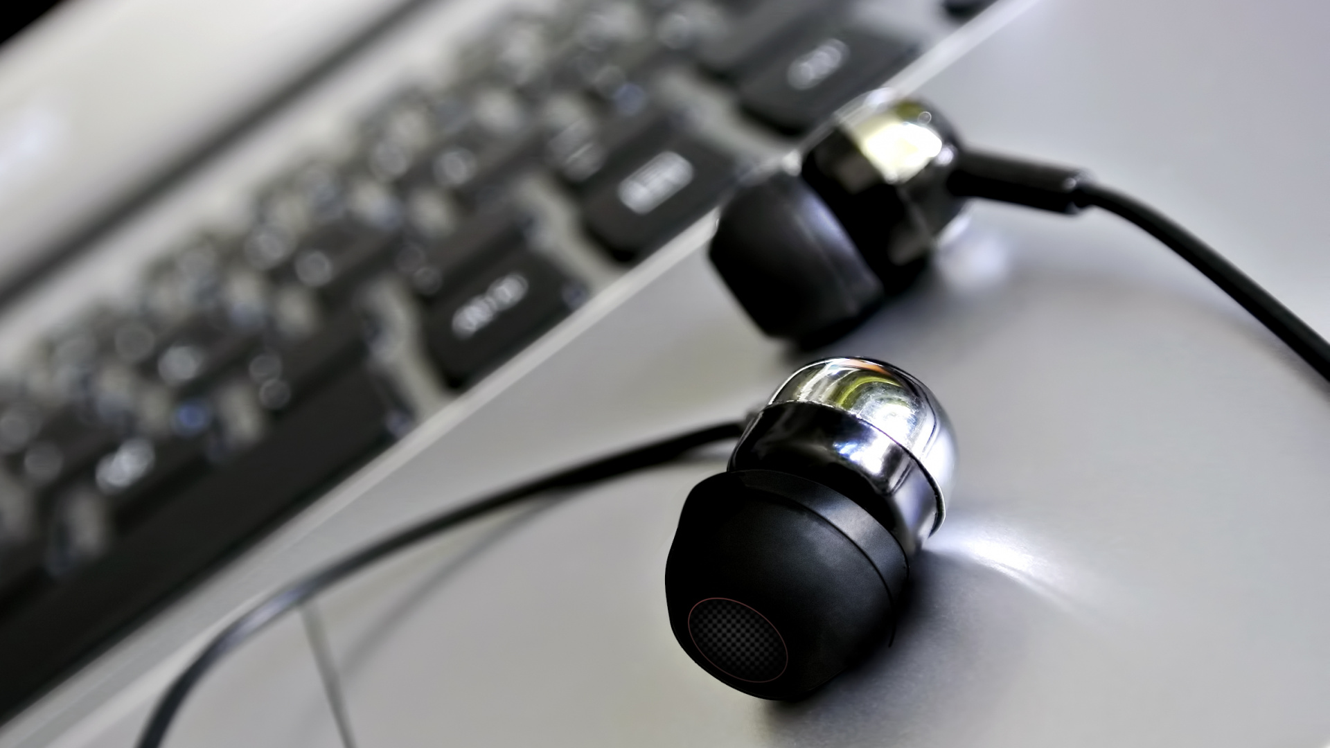 Casque Noir et Argent Sur Tableau Blanc. Wallpaper in 1920x1080 Resolution