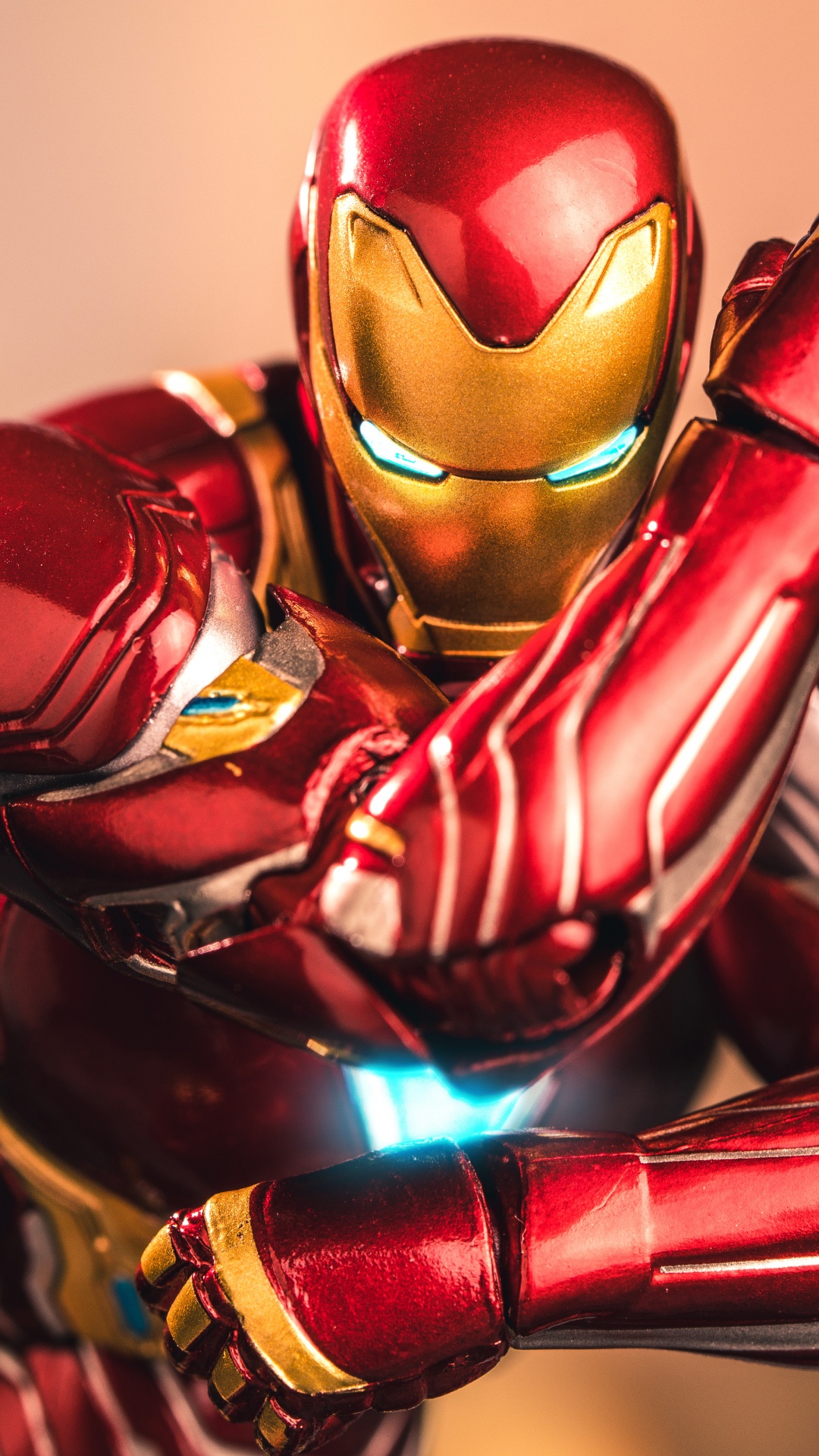 Rot-goldene Iron Man Actionfigur. Wallpaper in 1080x1920 Resolution