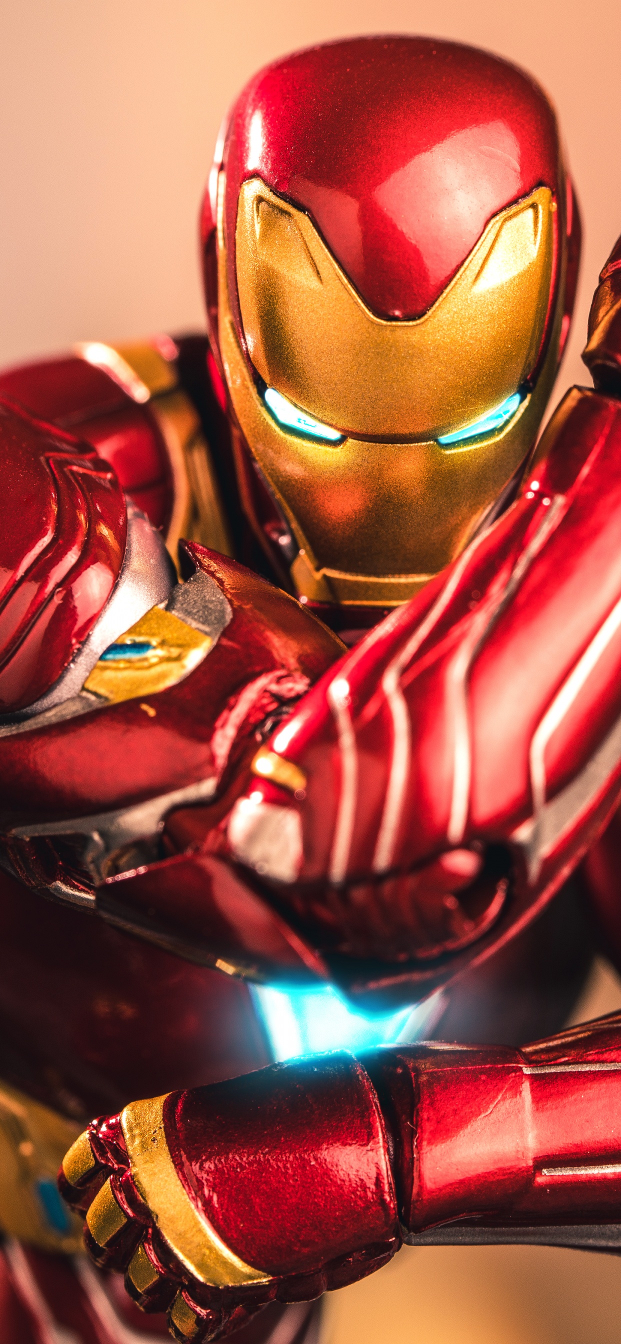 Rot-goldene Iron Man Actionfigur. Wallpaper in 1242x2688 Resolution