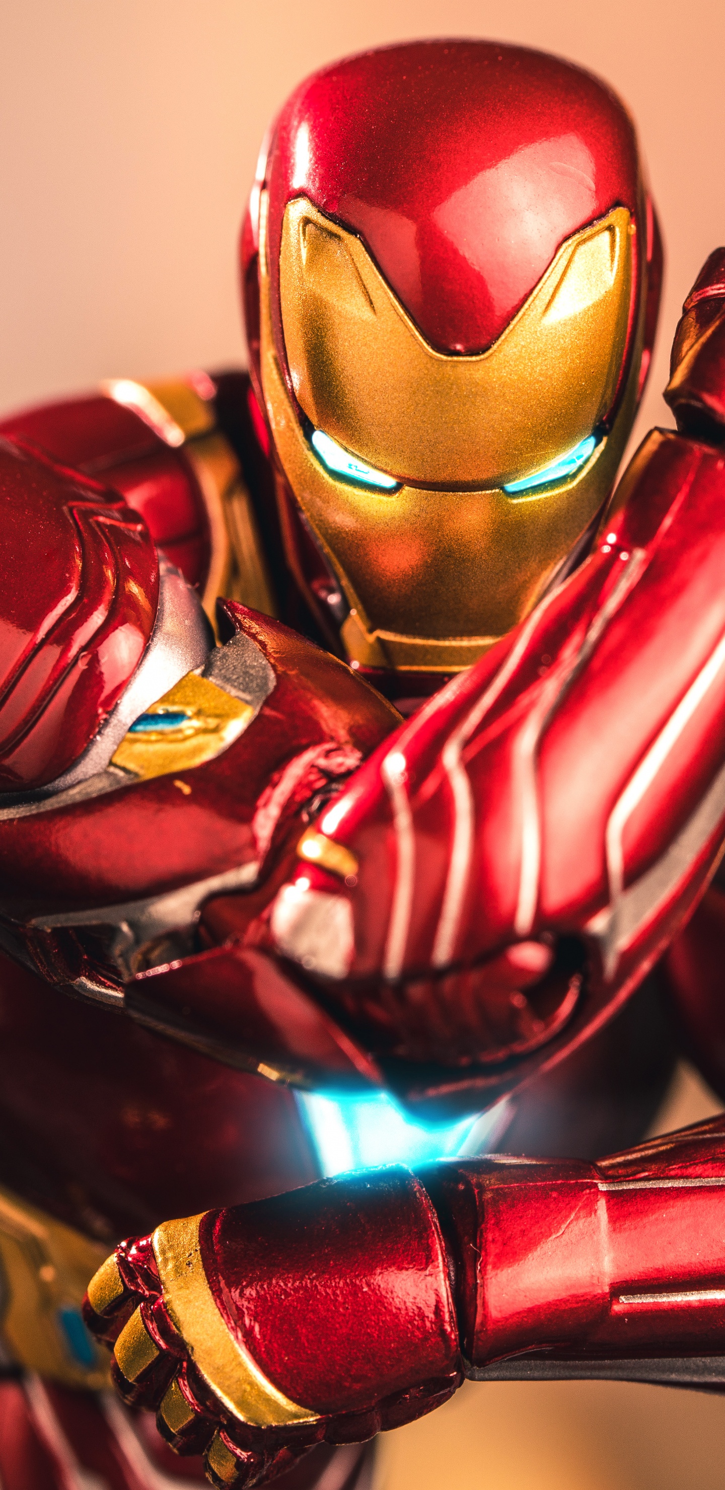 Figurine Iron Man Rouge et Or. Wallpaper in 1440x2960 Resolution