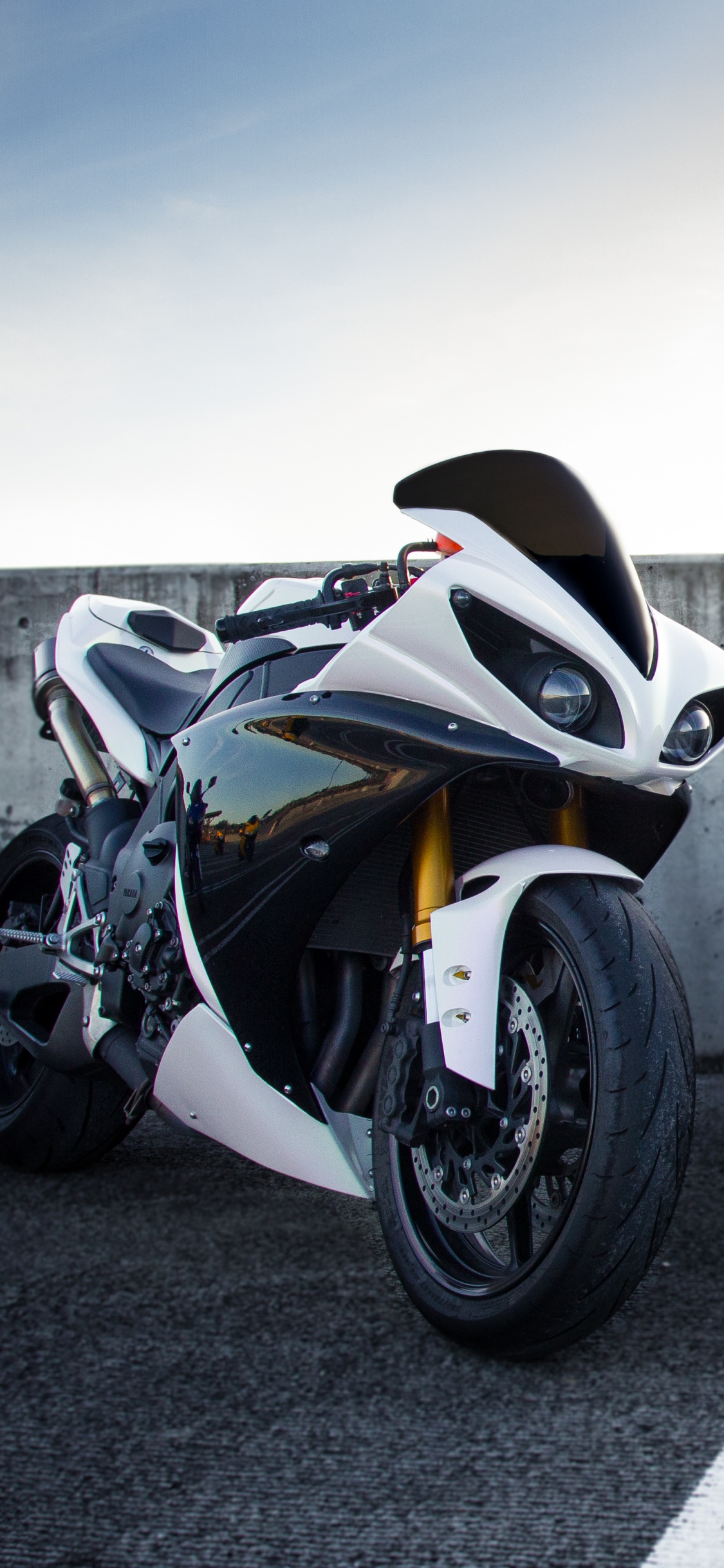 Schwarz-Weiß-Sportfahrrad, Das Tagsüber Auf Grauer Betonstraße Geparkt Ist. Wallpaper in 1125x2436 Resolution